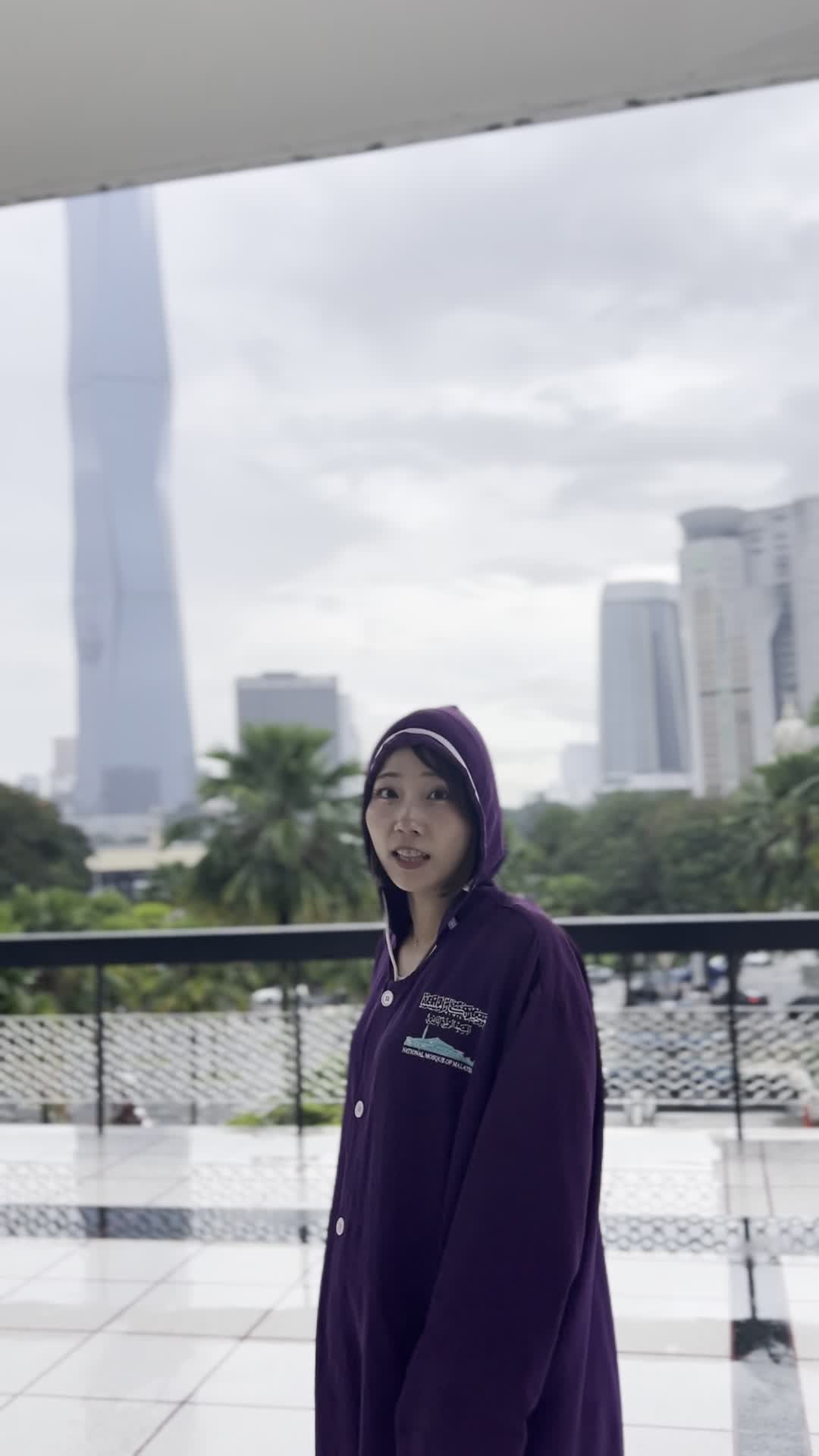 見てほしくて指をさす様子