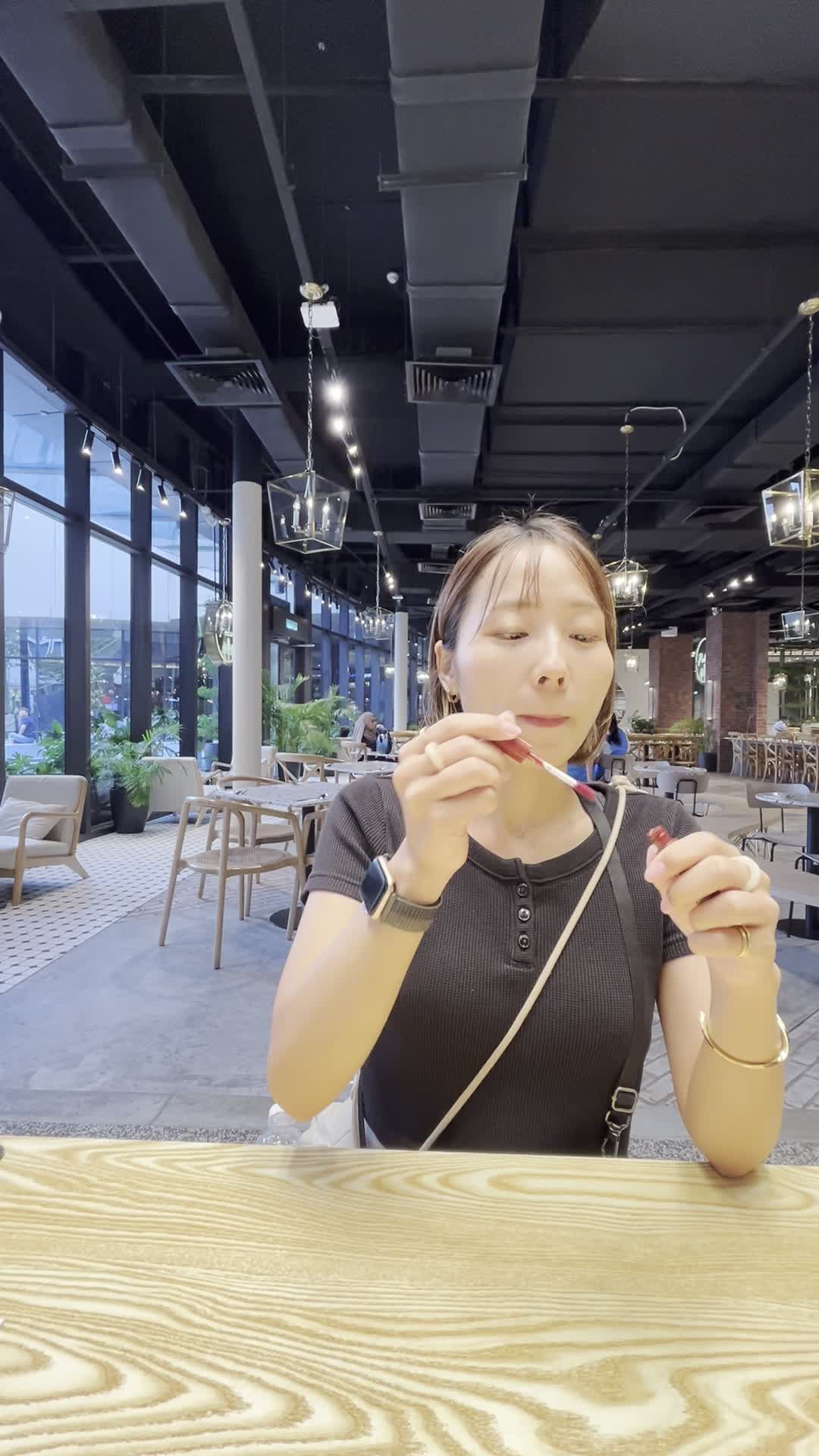 口紅を塗りなおす様子