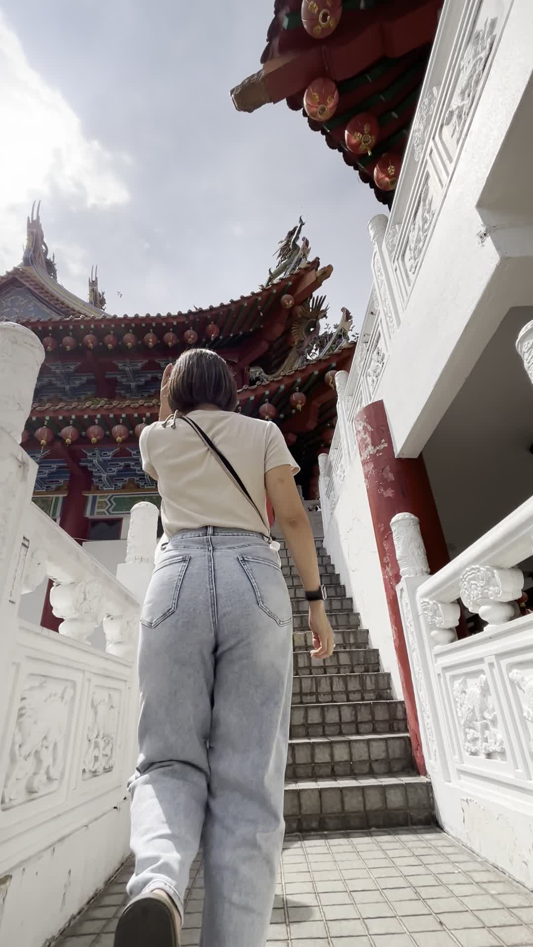 細い階段を上る様子