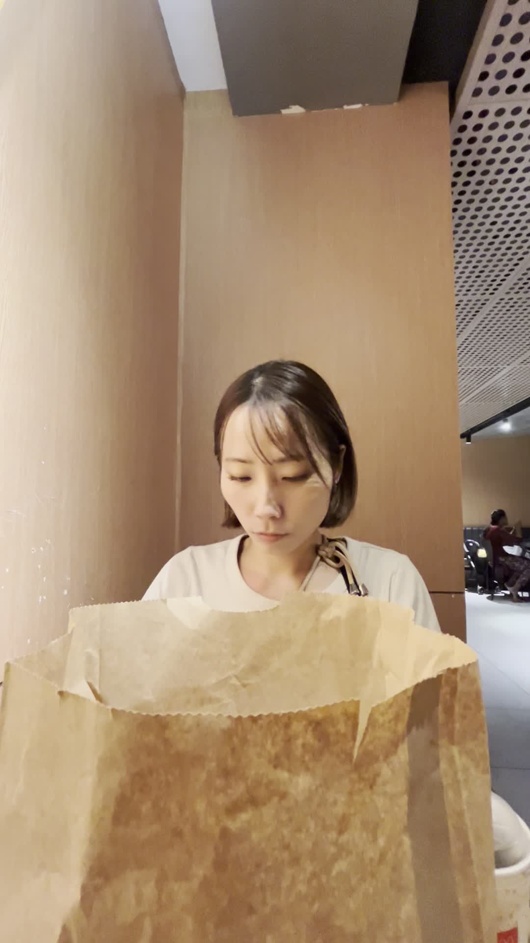 紙袋からひょっこり