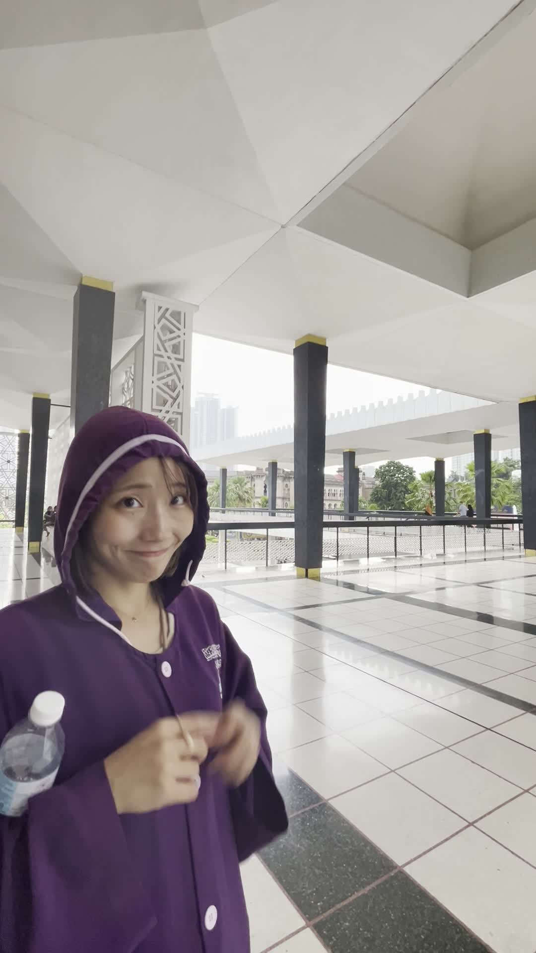 小さく両手でピース