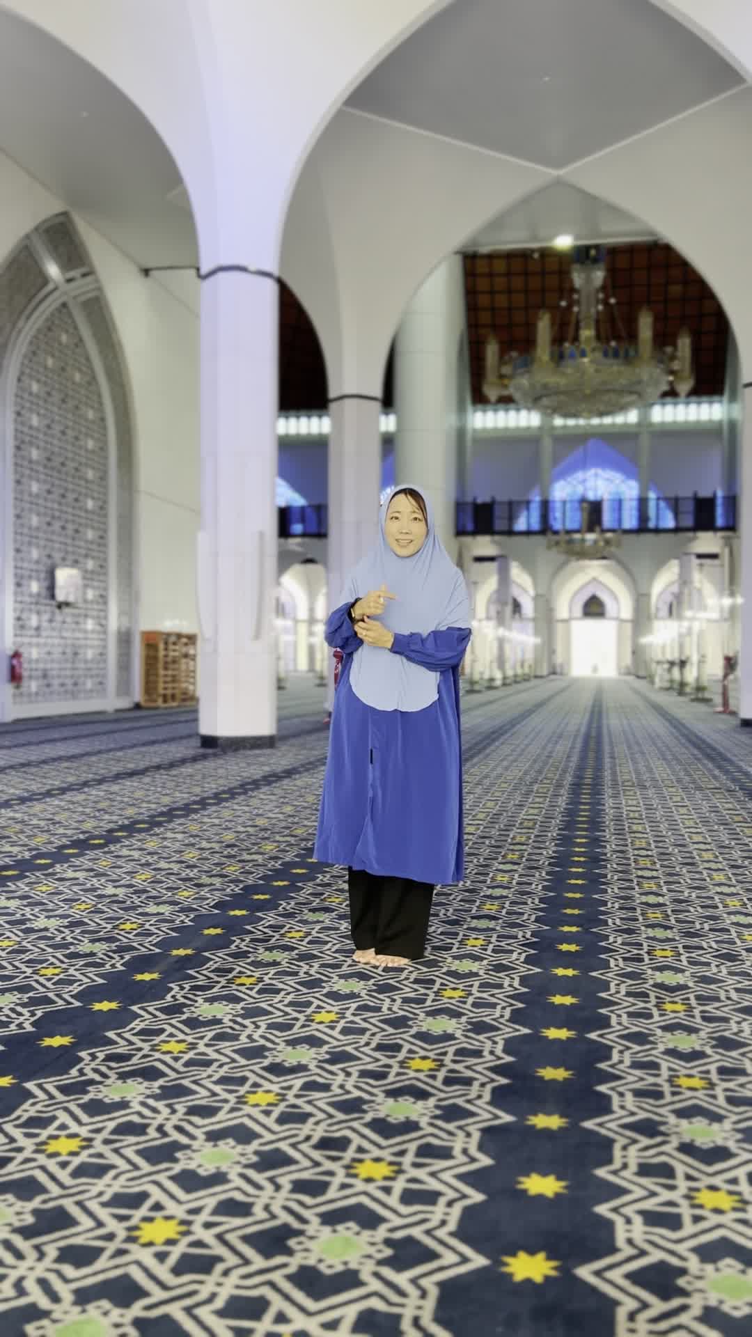 笑顔で手を振る姿