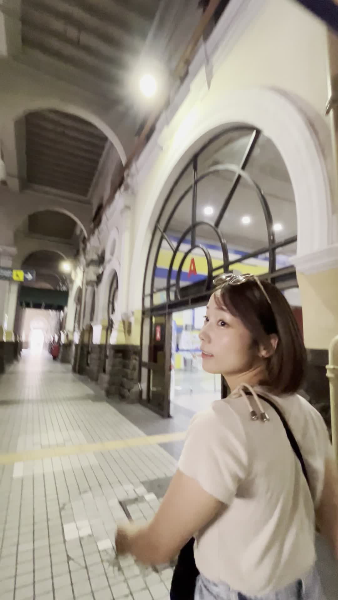 笑顔で振り返る様子