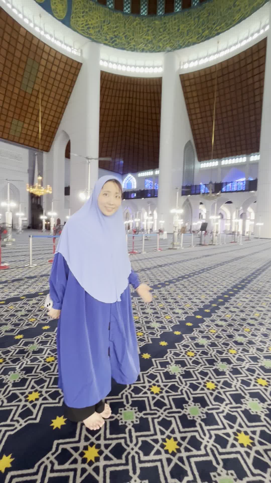 笑顔で後にする様子