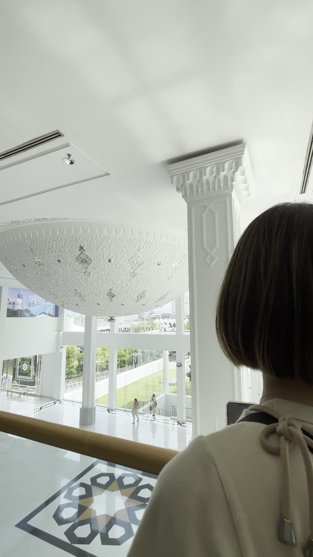 上からのぞき込む様子