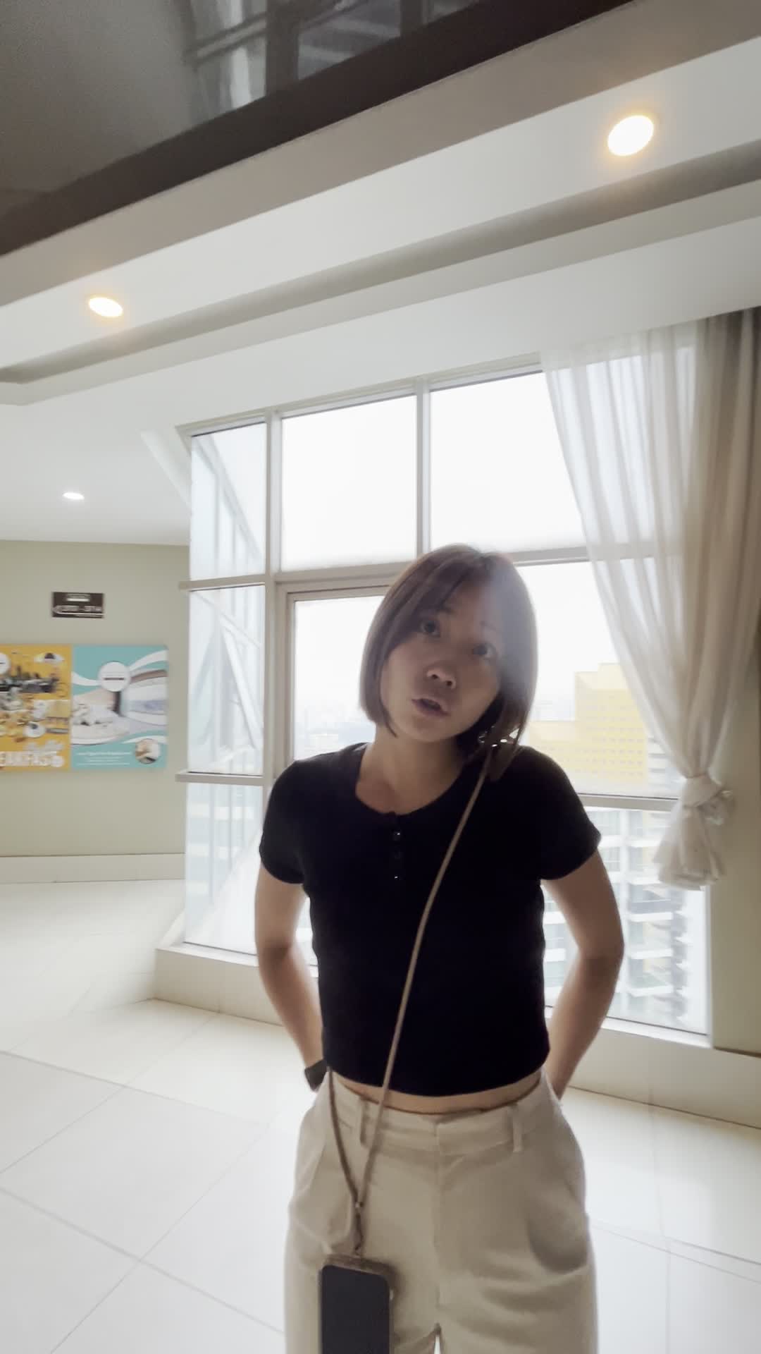 真顔で踊る様子