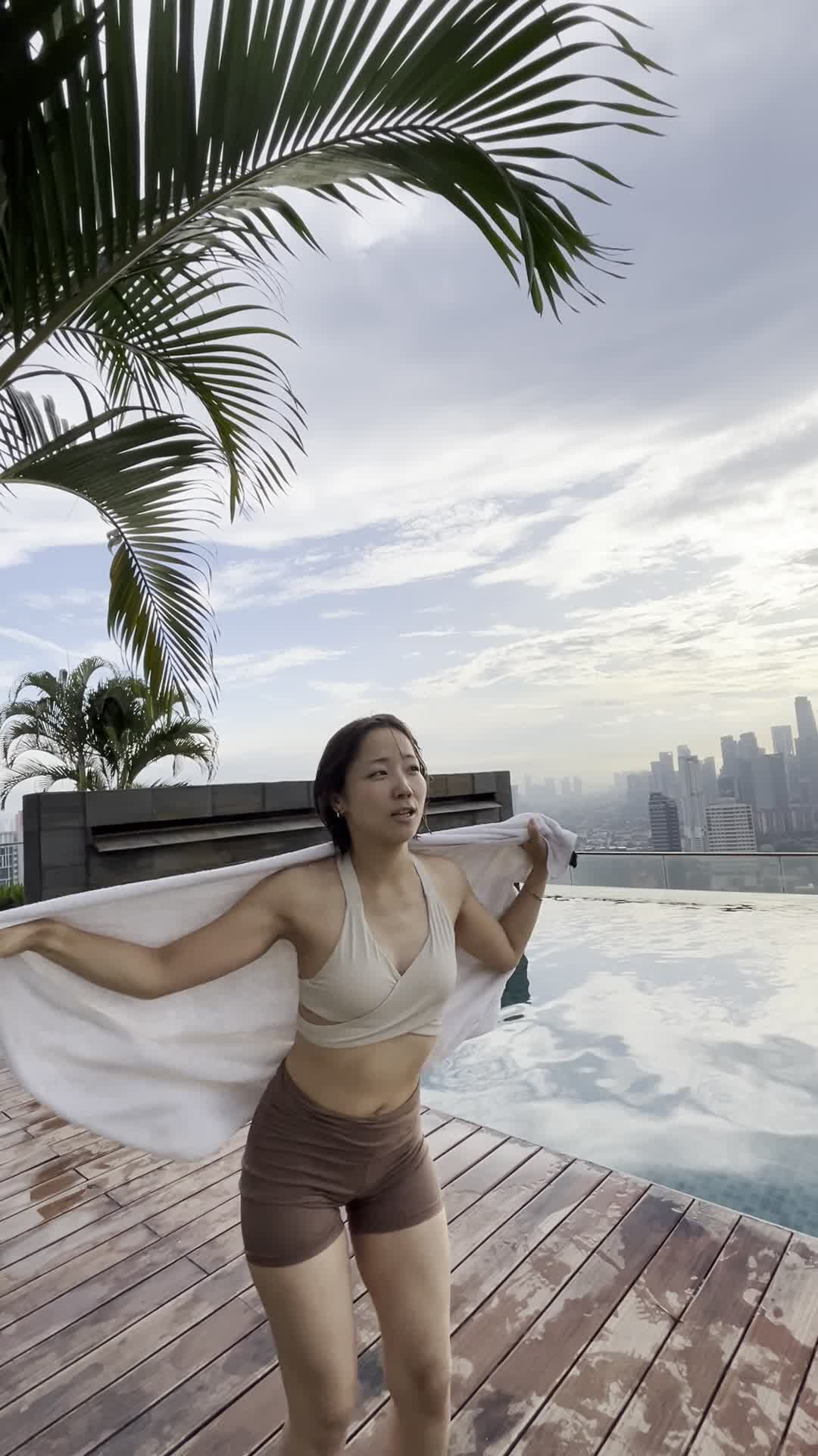 タオルで体をしっかり拭く様子