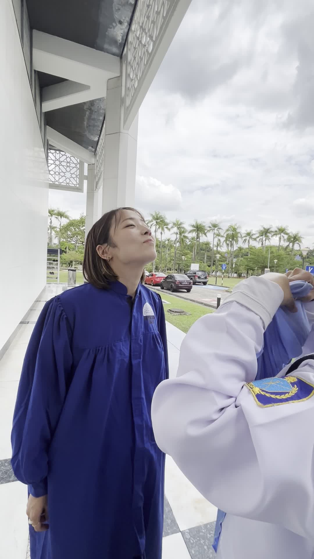 着せてもらう様子