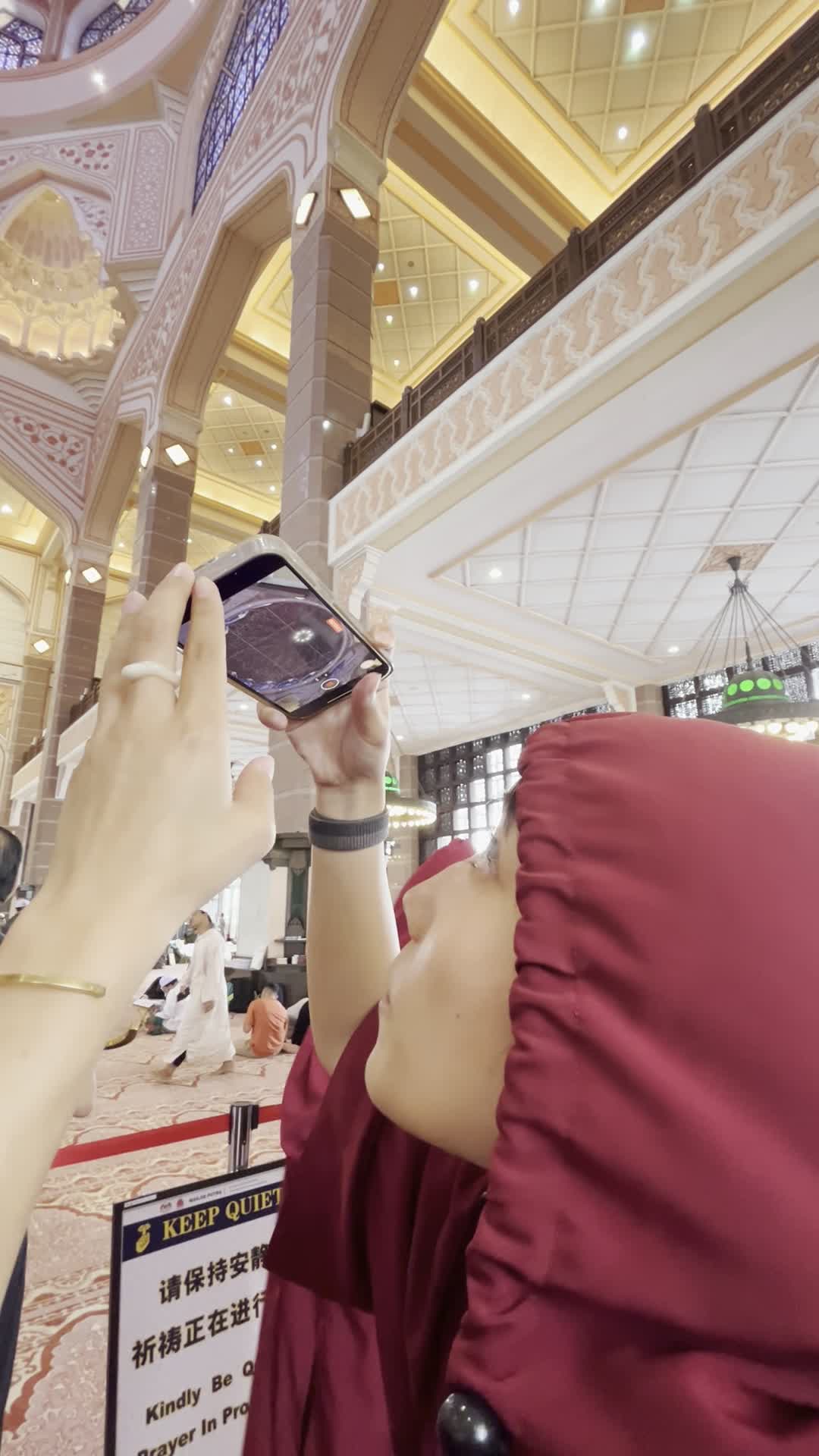 熱心に撮影する姿