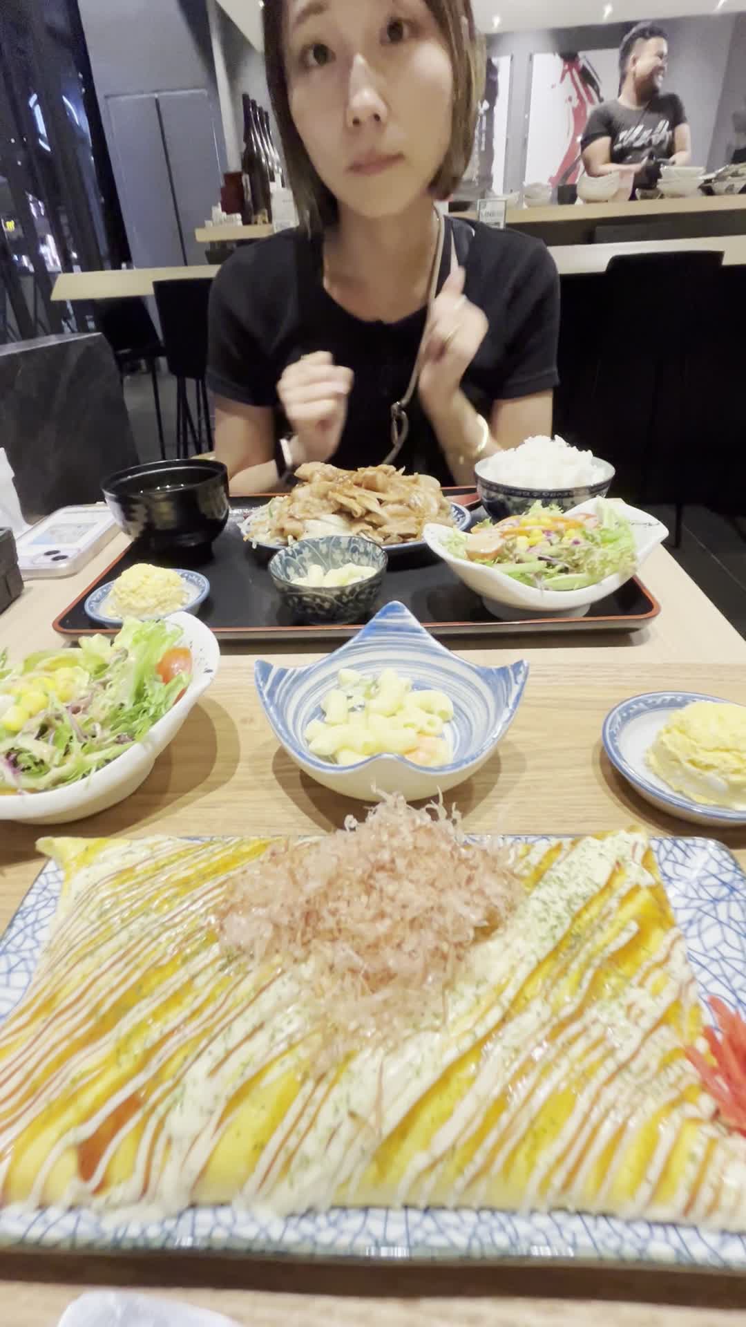 定食がきて踊りだす様子