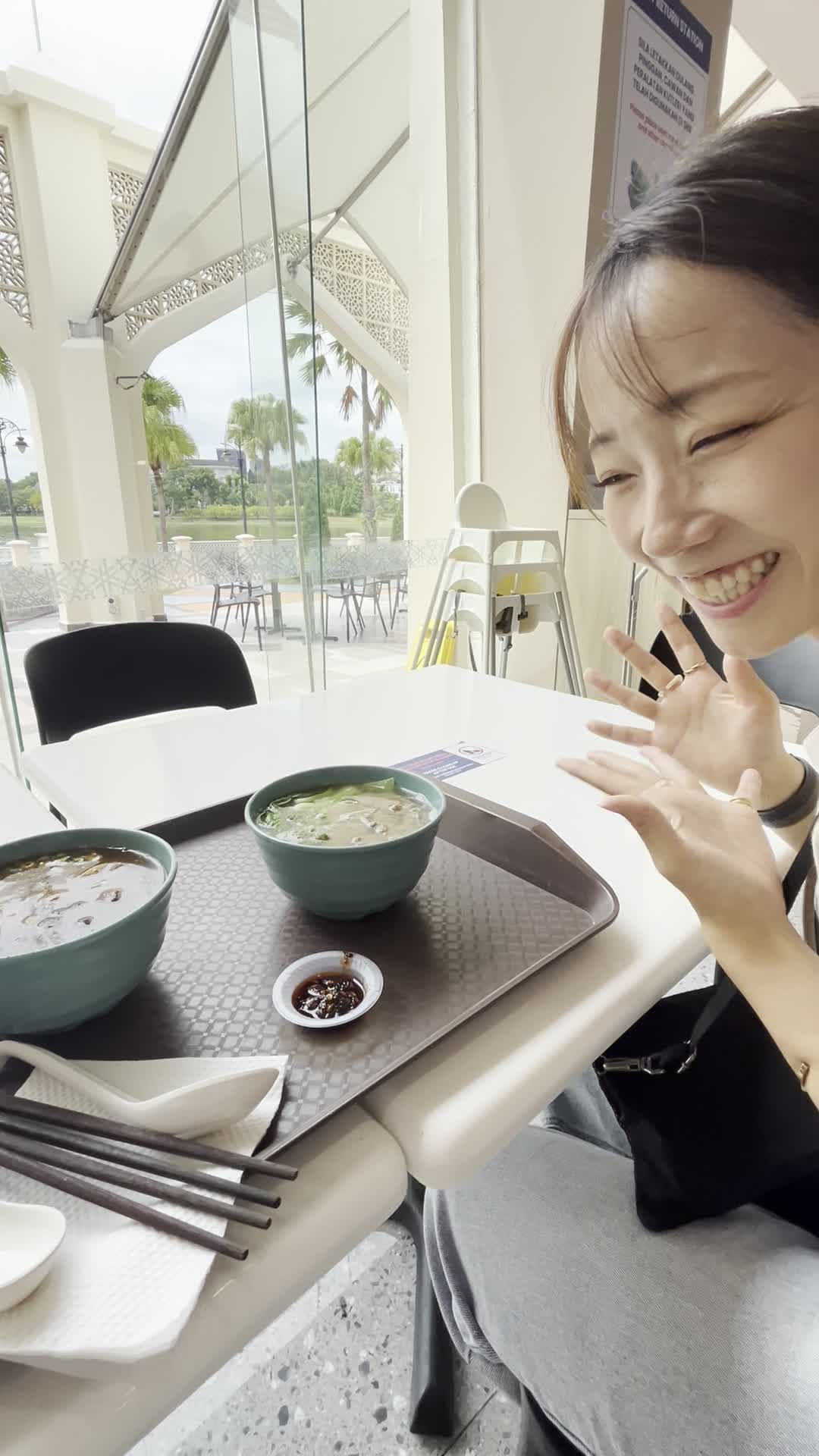 念願のご飯に嬉しそうな様子