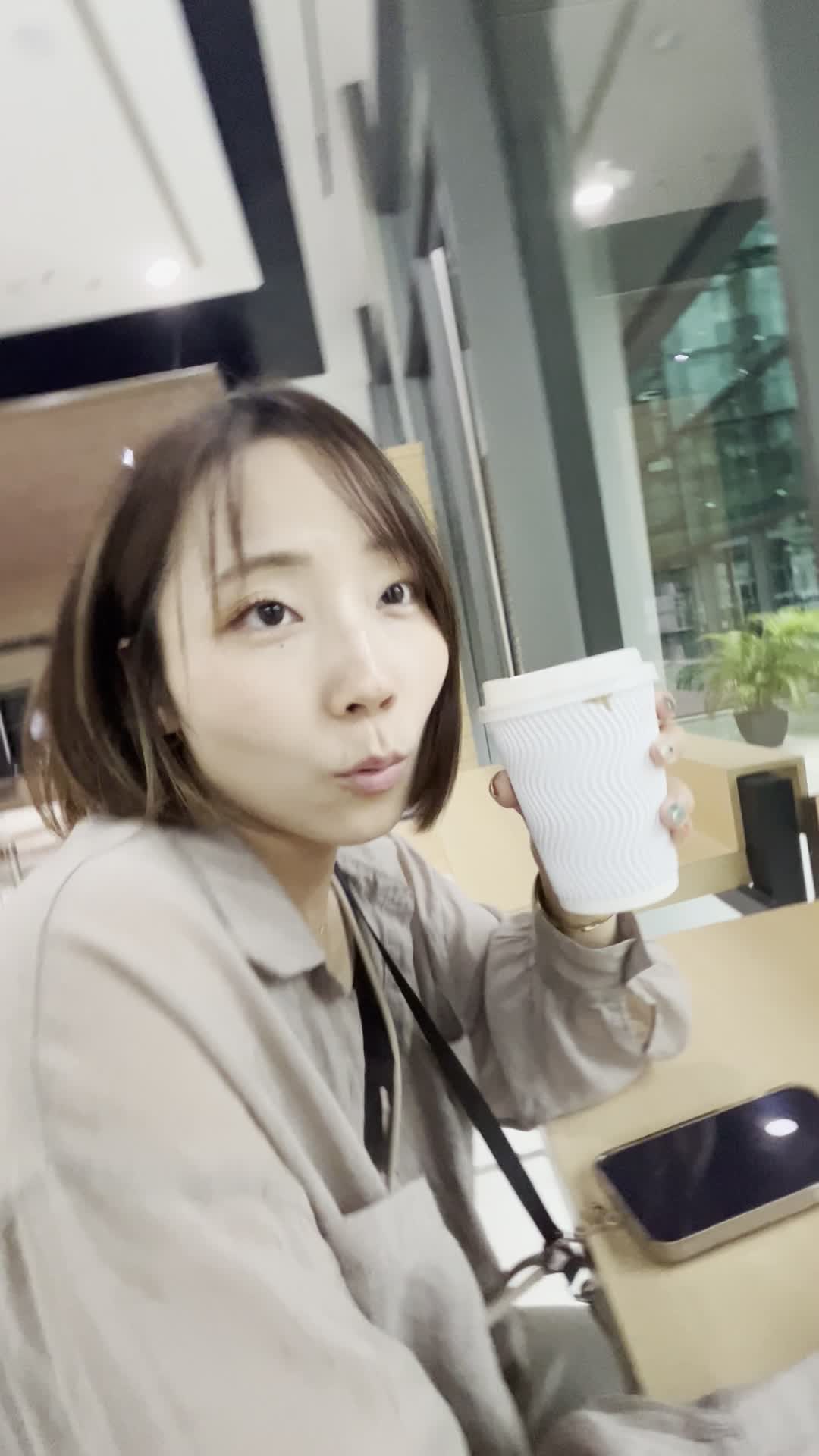 美味しくて揺れる様子