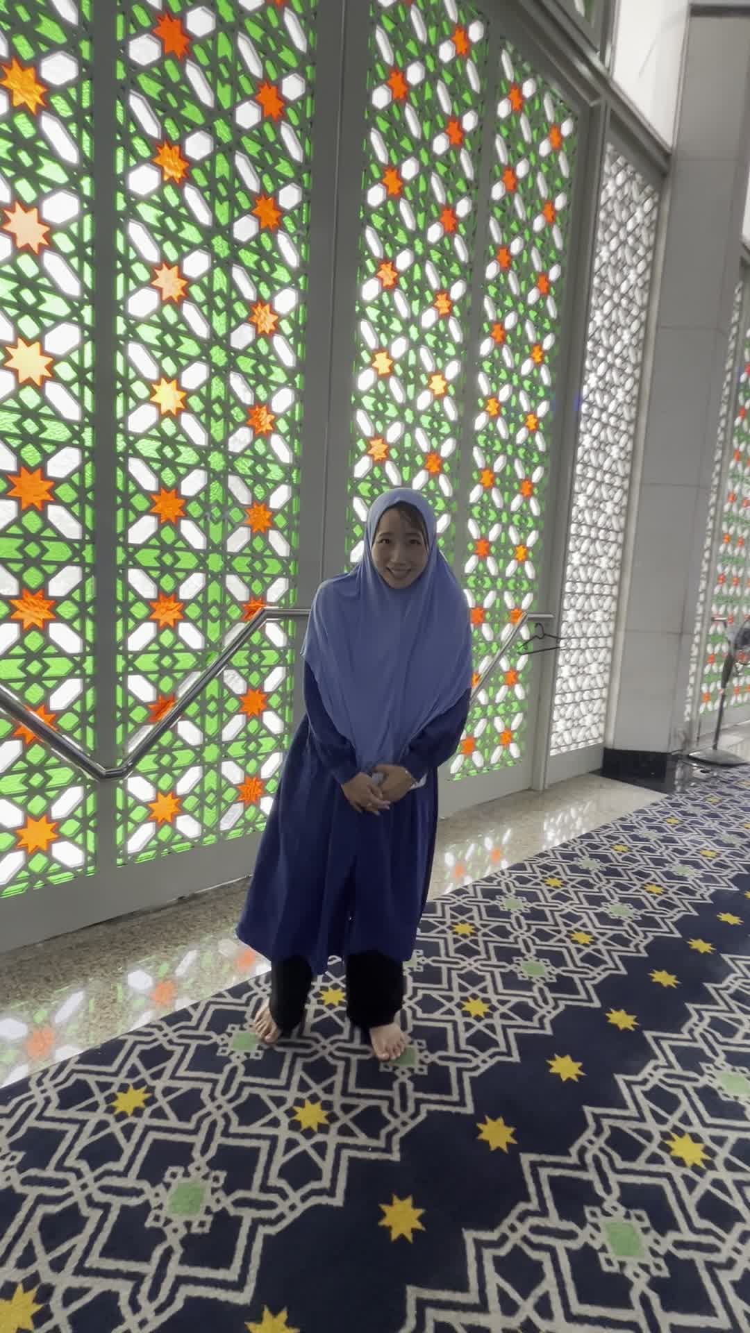 壁の前でポーズをとる様子