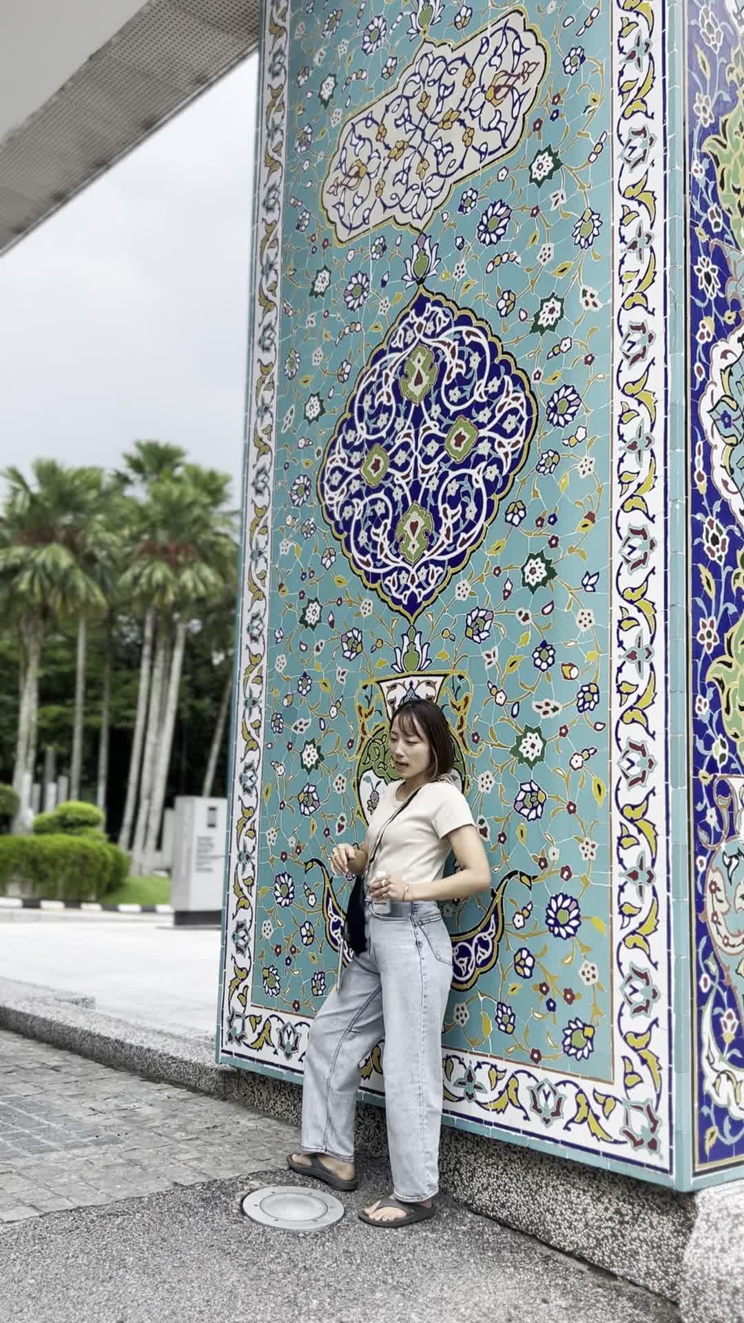 壁の前でポーズをとる様子2