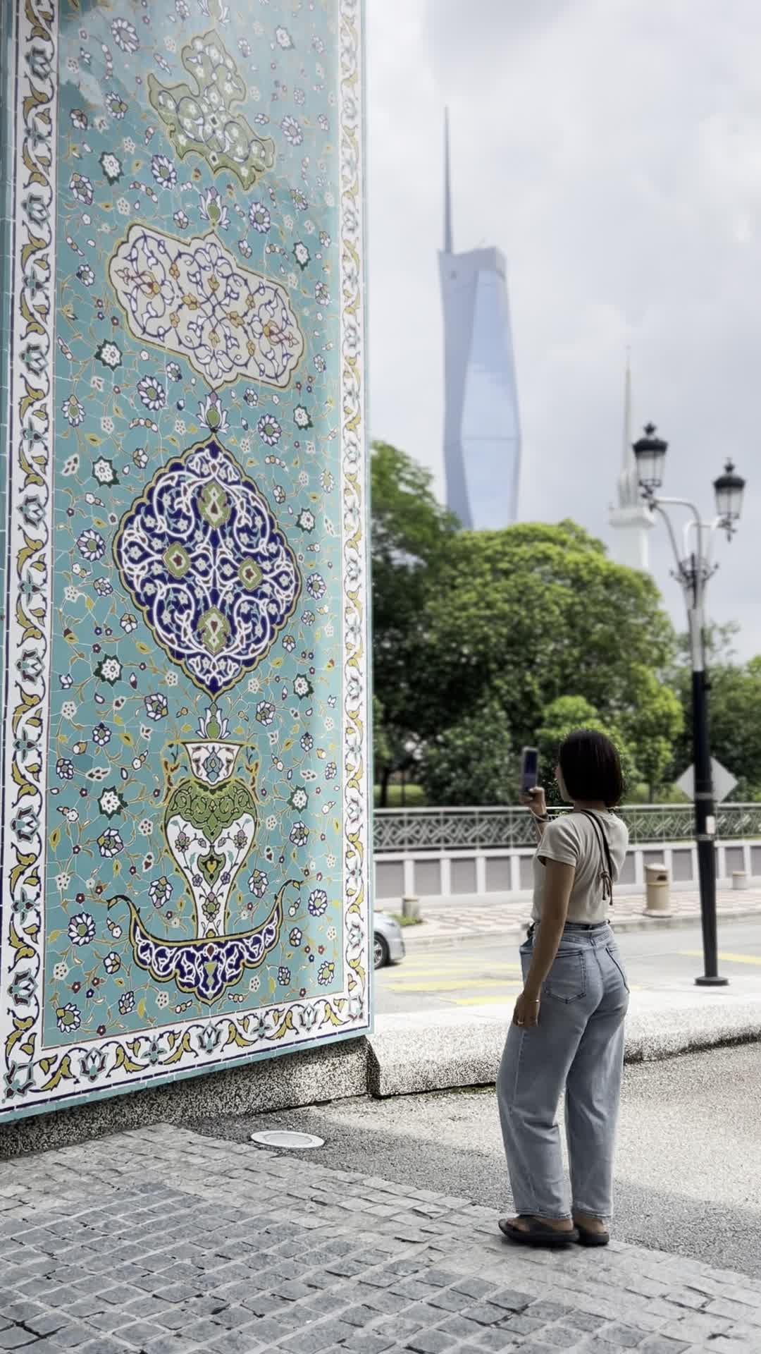 壁を撮影する様子