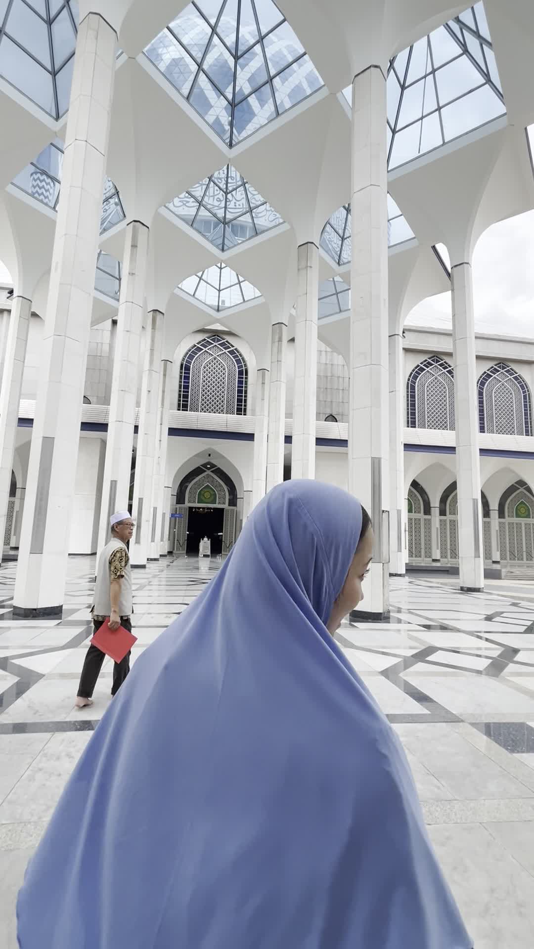 歩いて散策する様子