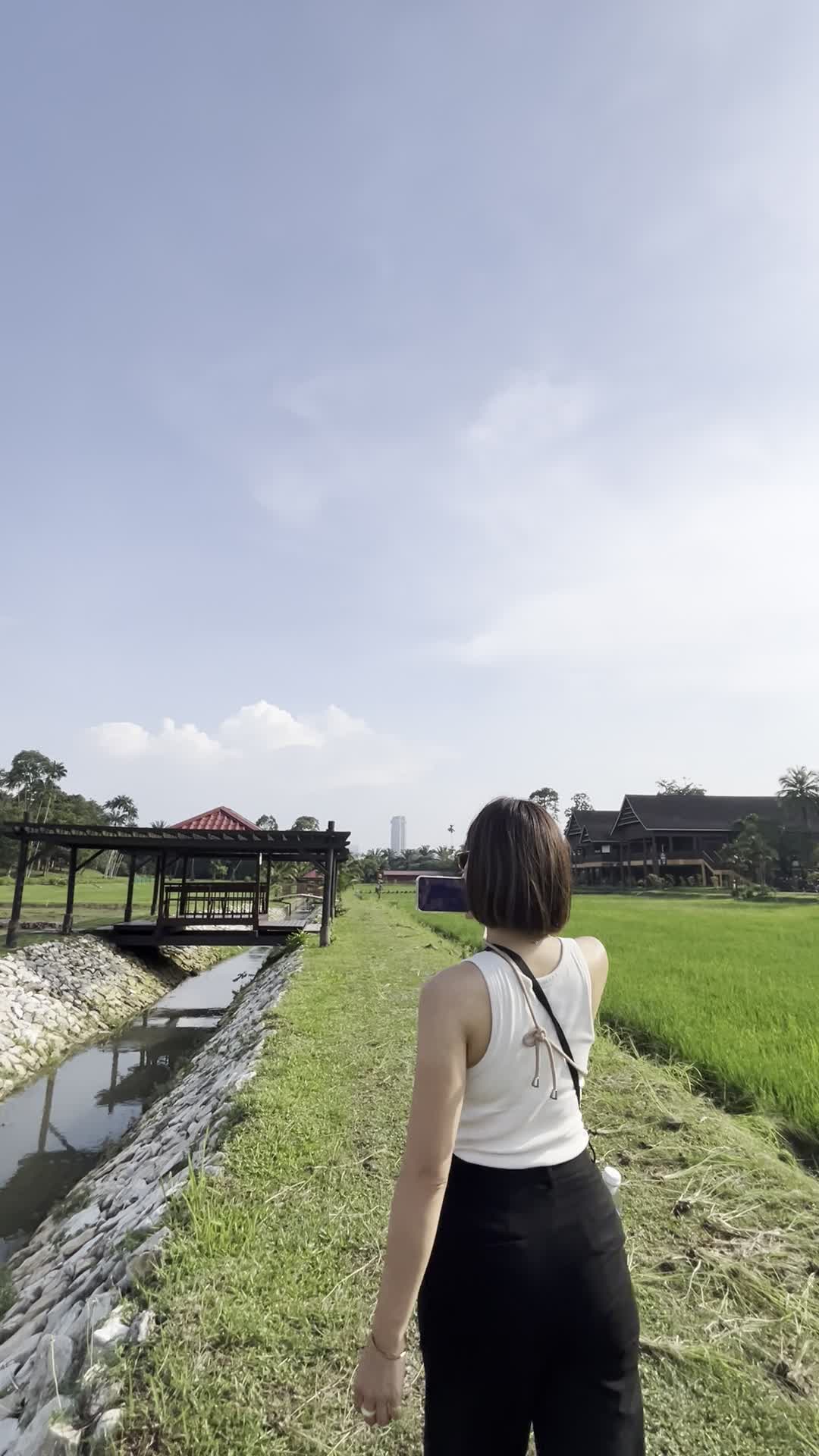 歩きながら動画を撮る様子