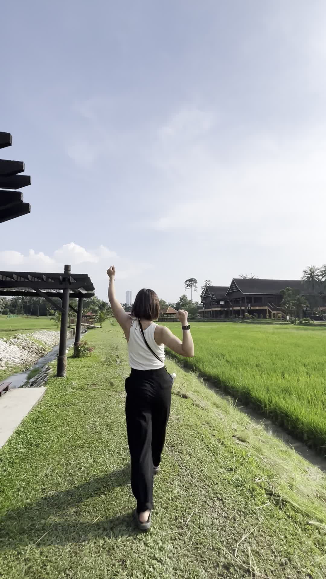 歩きながら腕のエクササイズをする様子