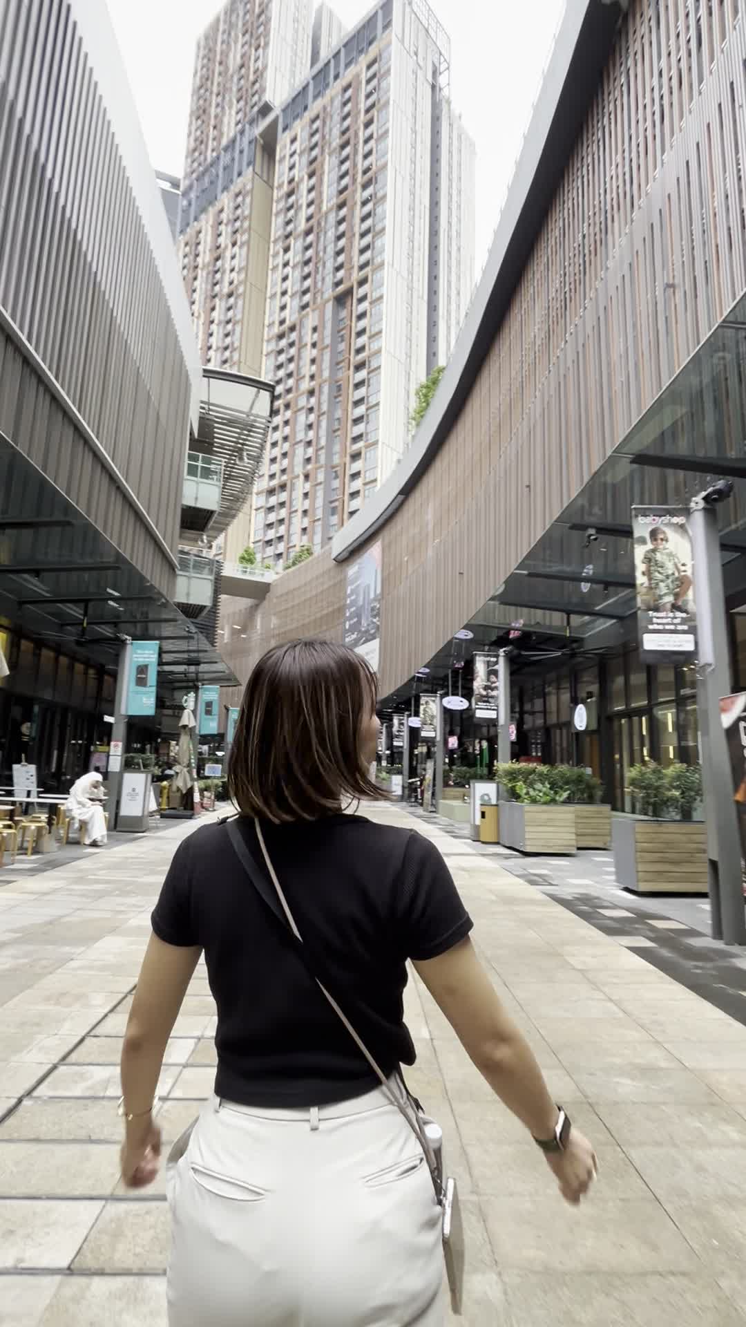 歩きながら腕をパタパタする様子