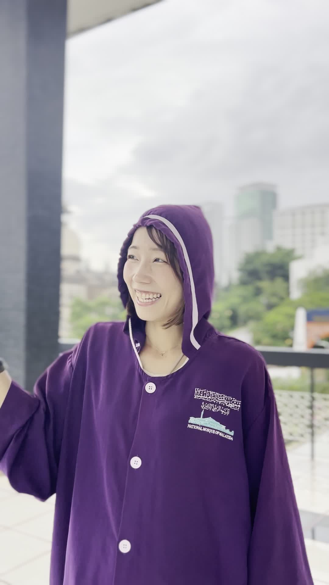 万遍の笑みで指をさす様子