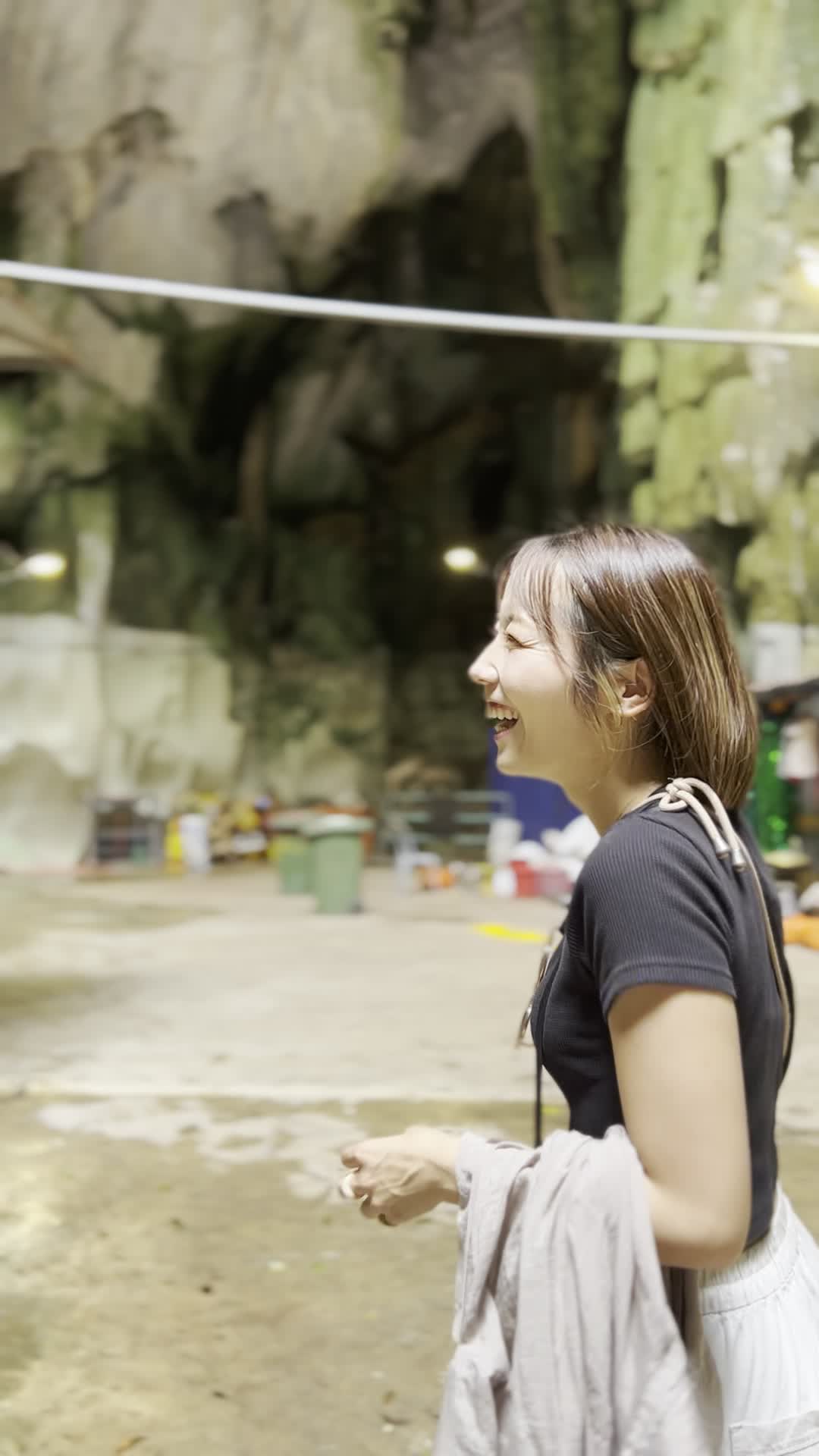 落ちて来る雫を取ろうとする様子