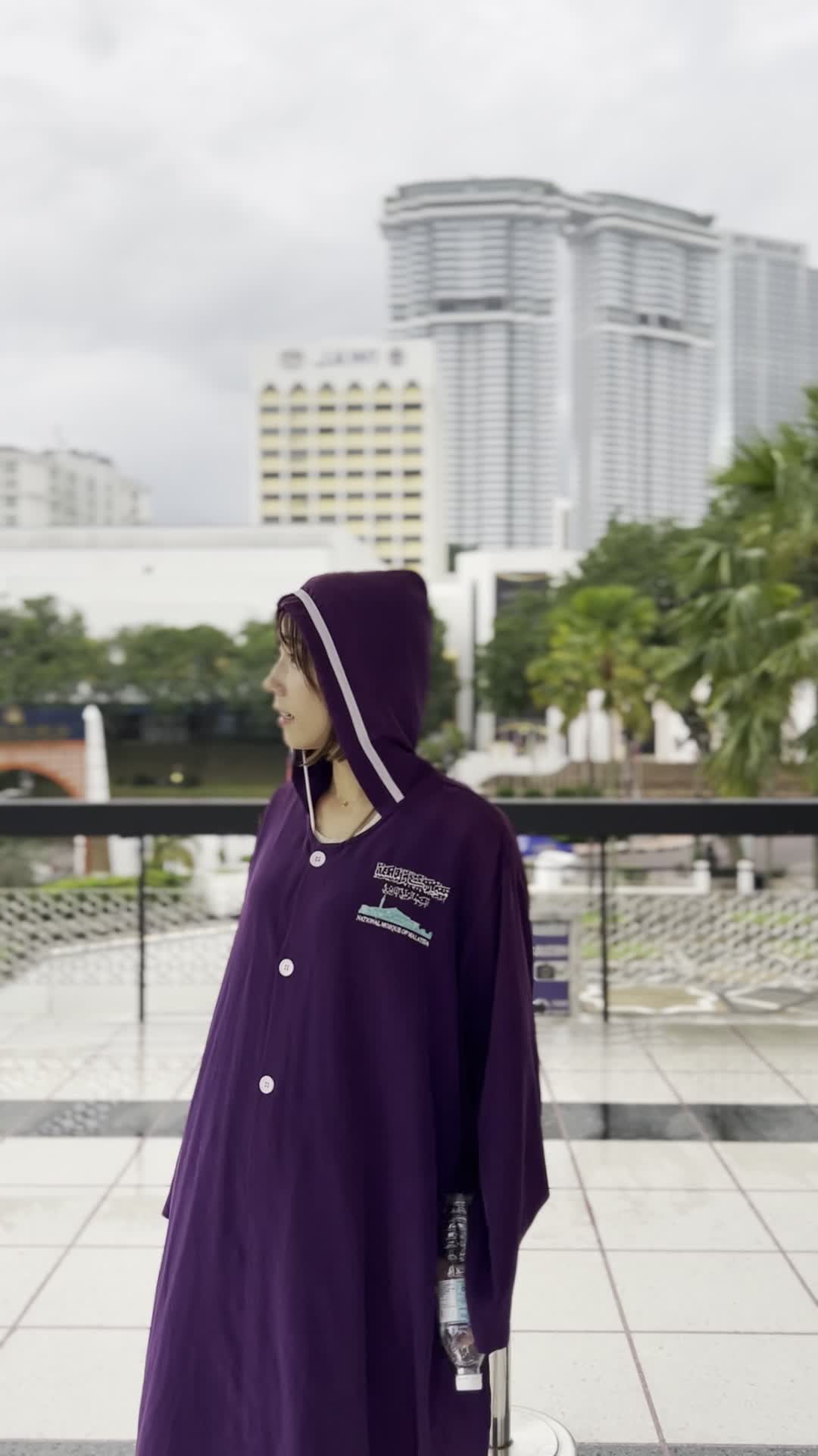 立ち止まって思い出す様子