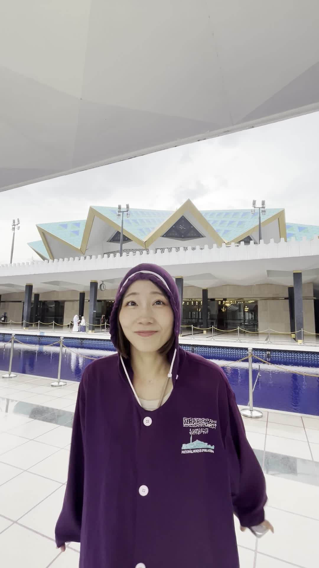 両手を広げて喜ぶ様子