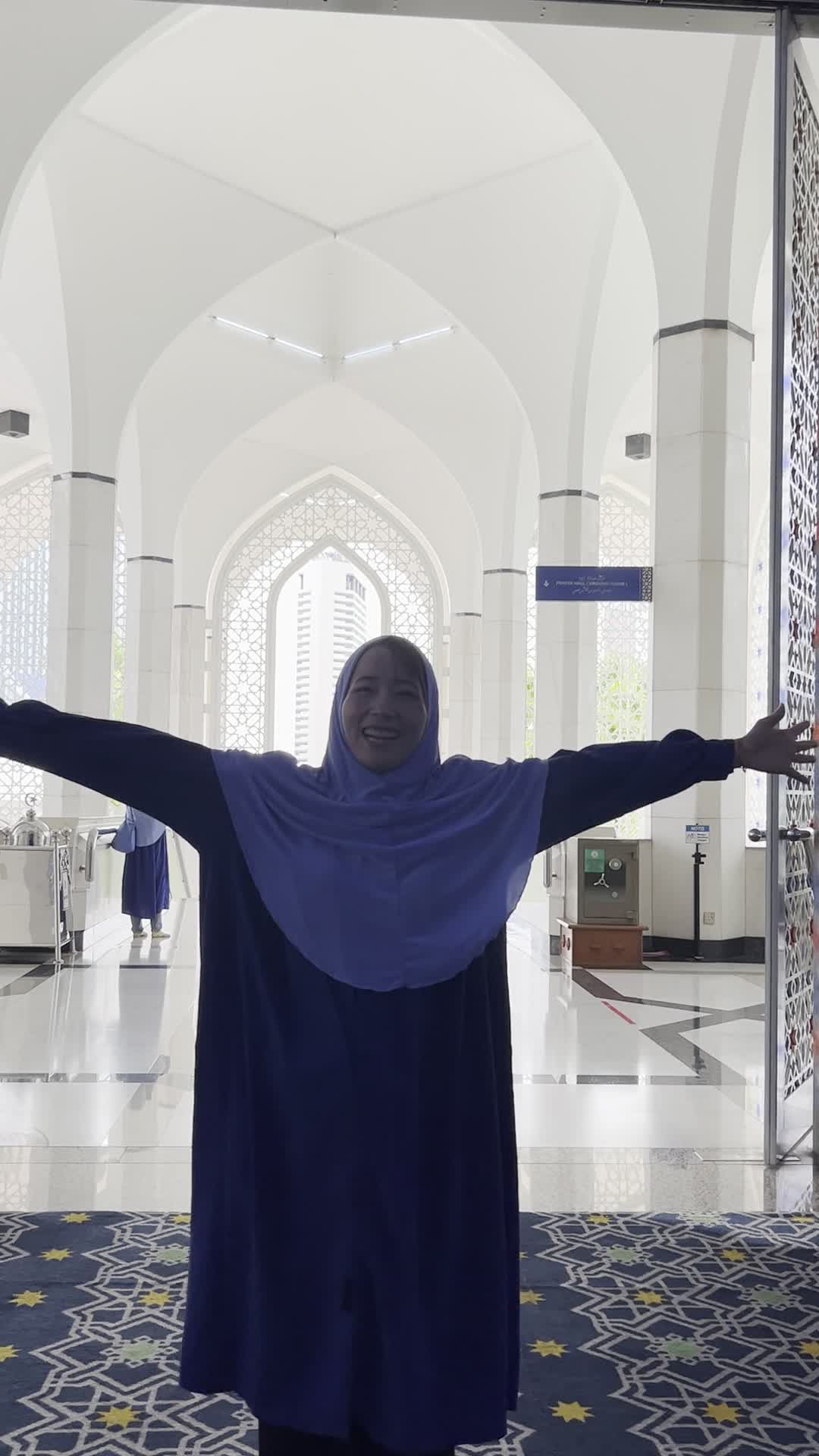 両手を広げる様子2