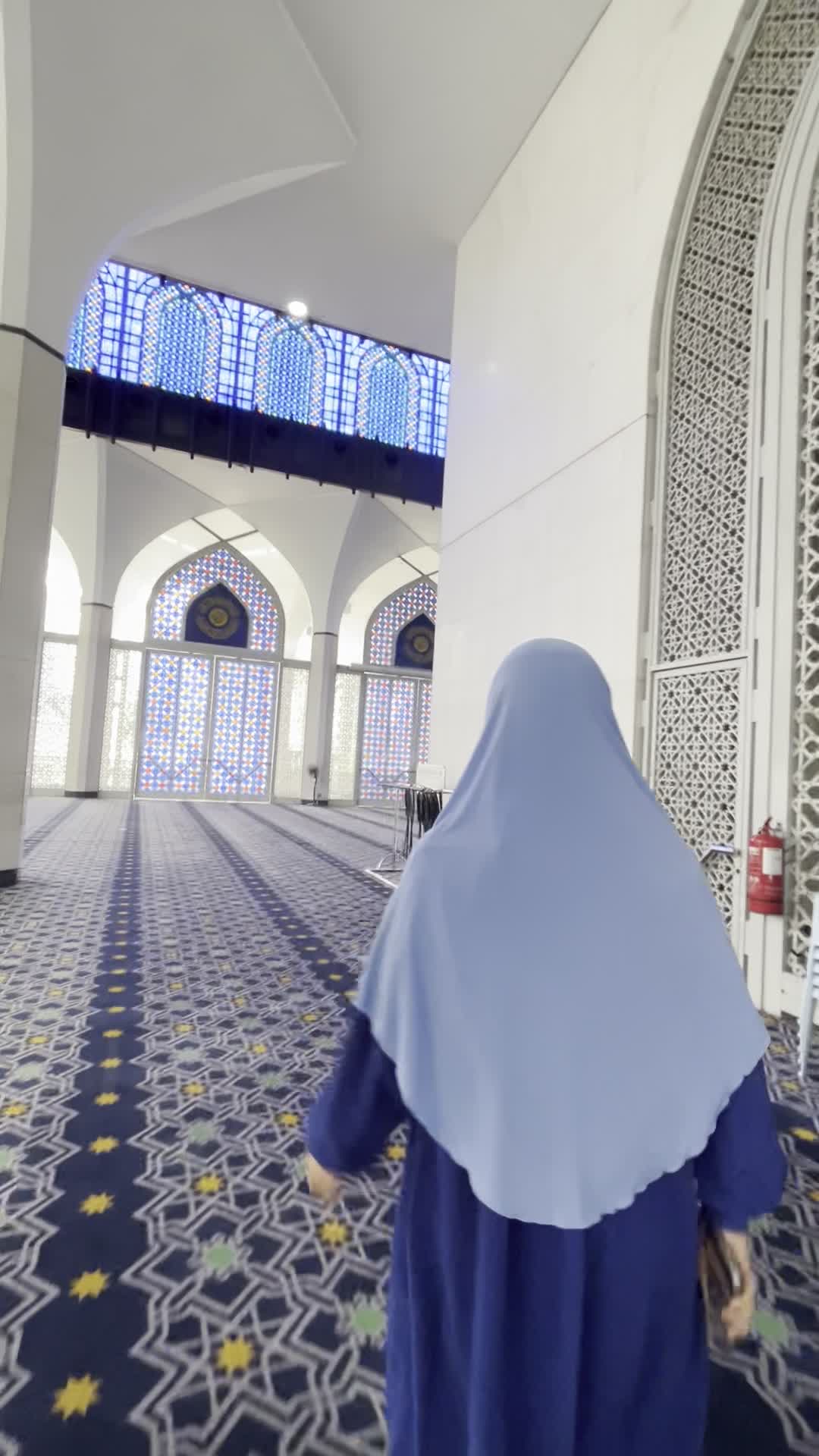 廊下を歩く様子