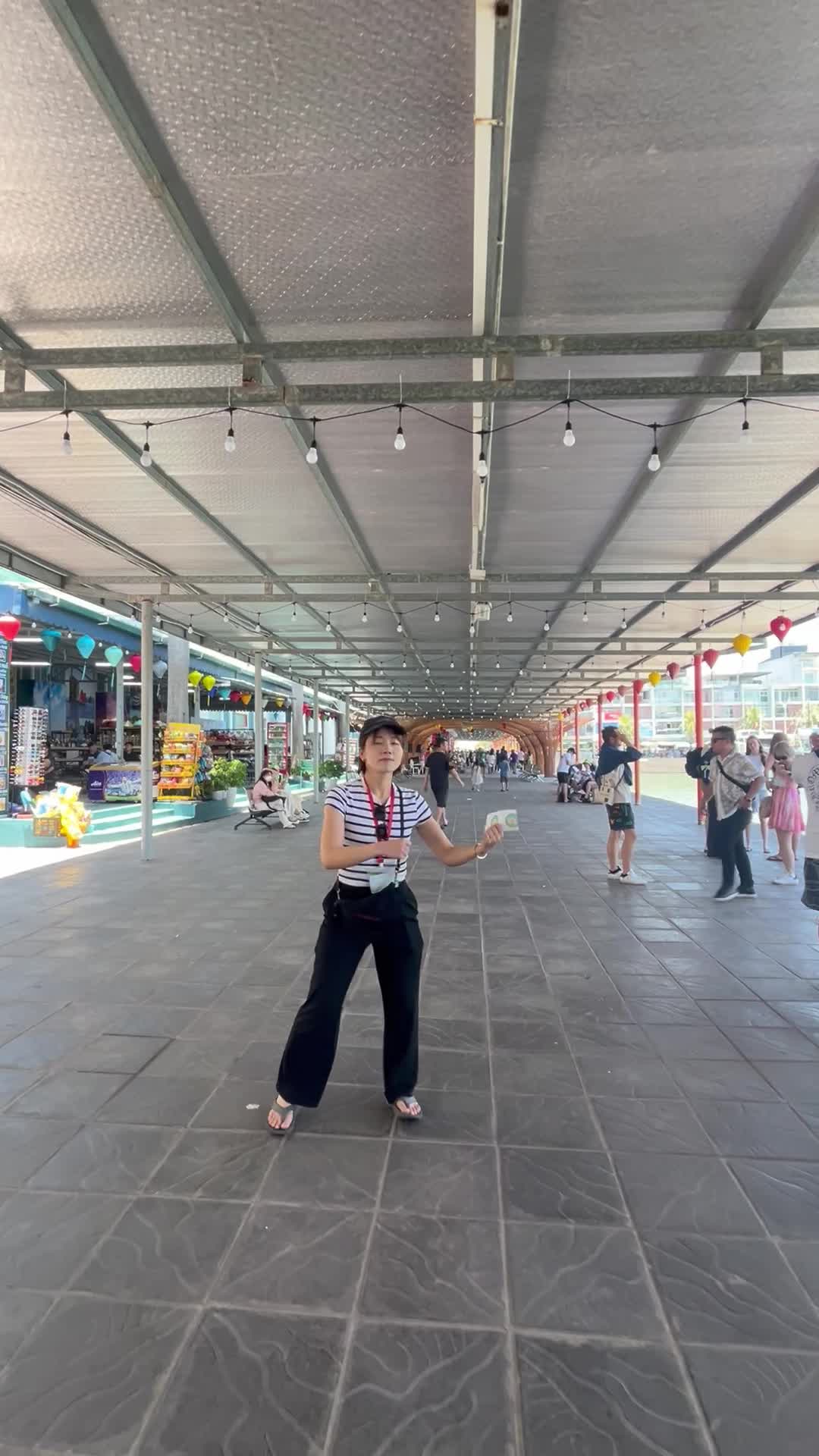 エアーでバイオリンを弾く様子