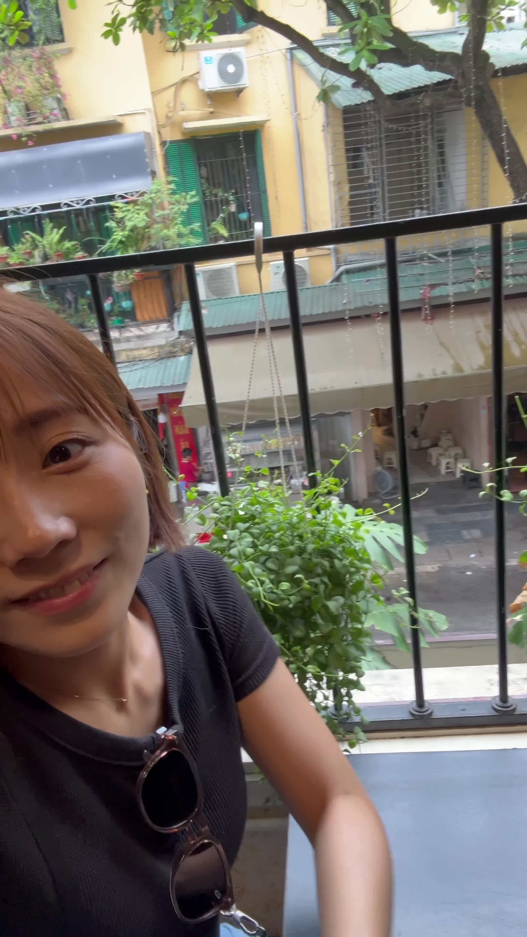 カフェで自撮りする様子