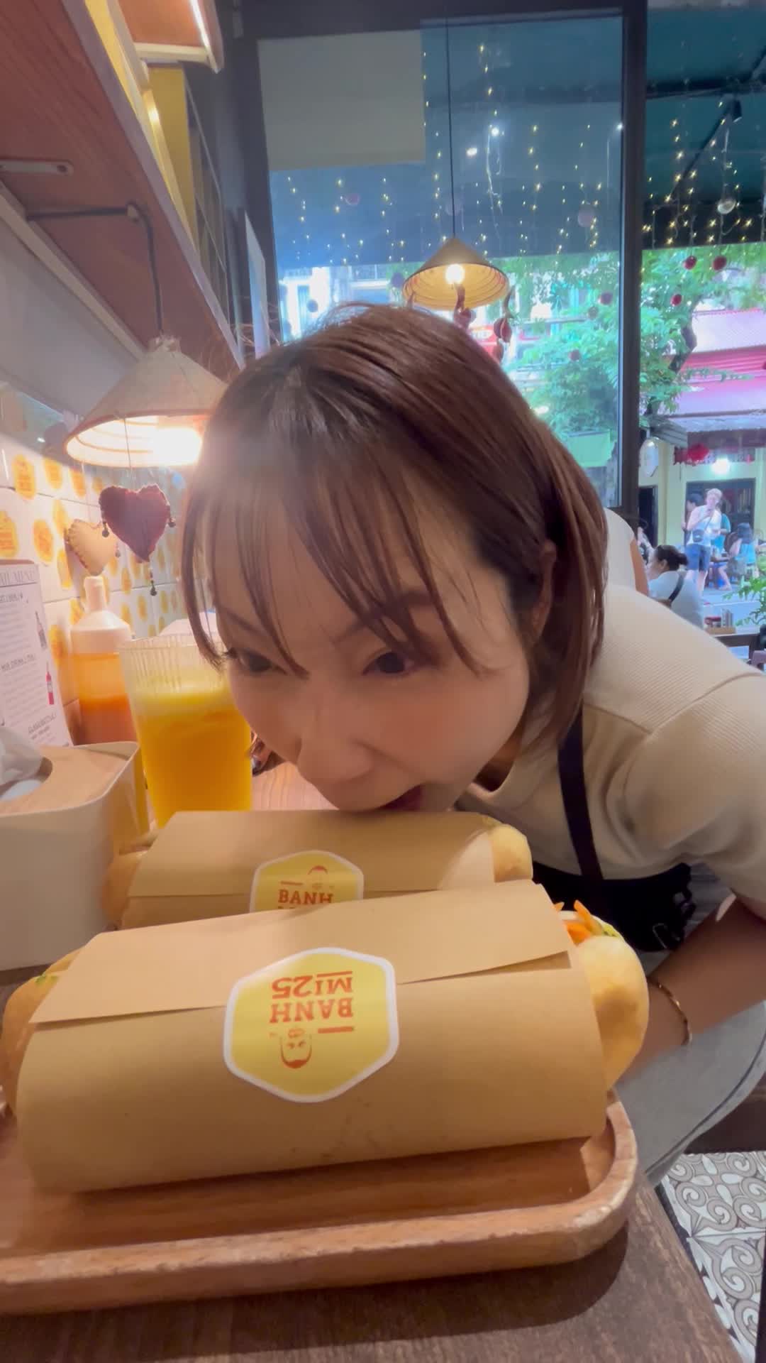 かぶりつく様子