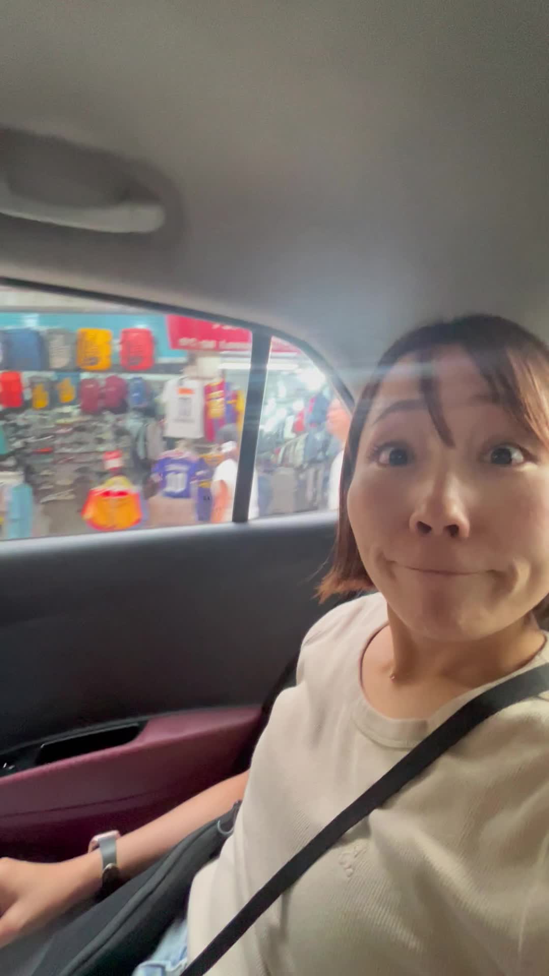 タクシーで移動するよん