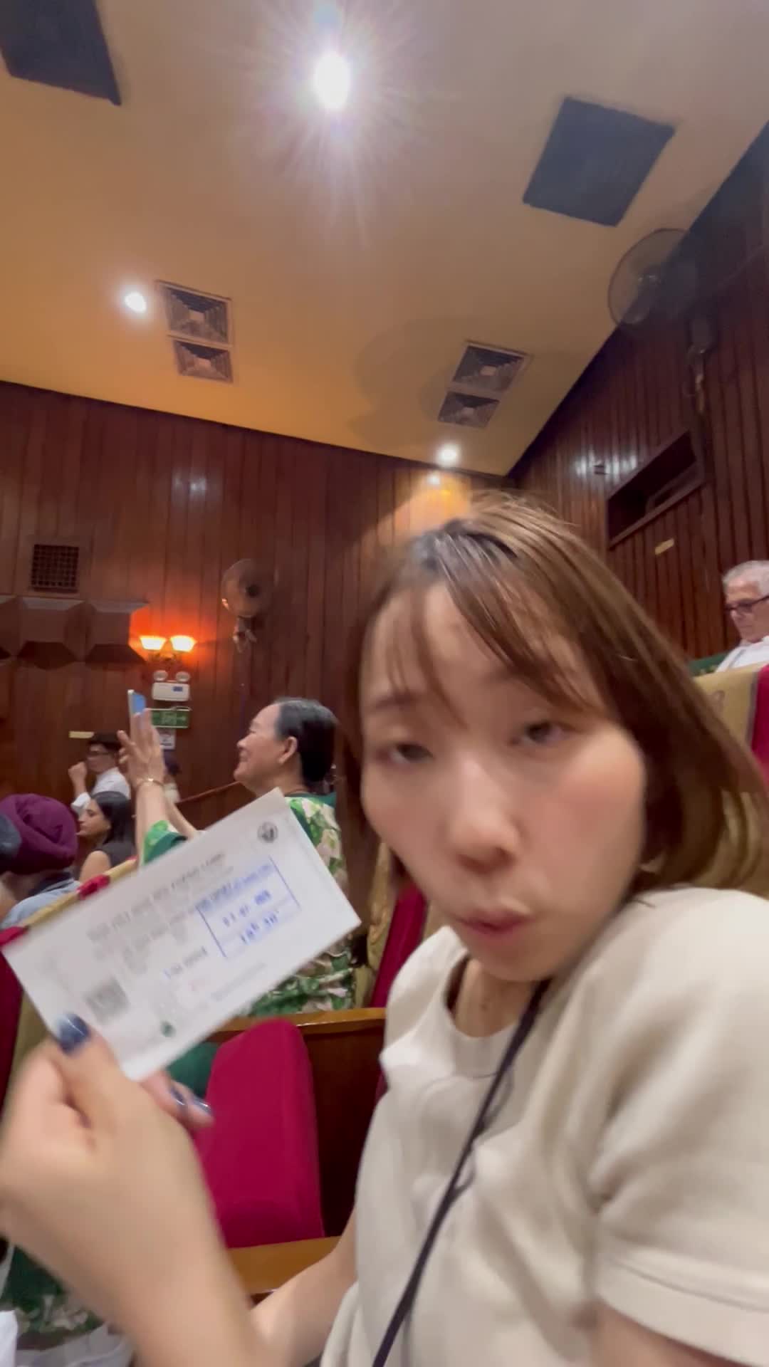 チケットの説明をする様子