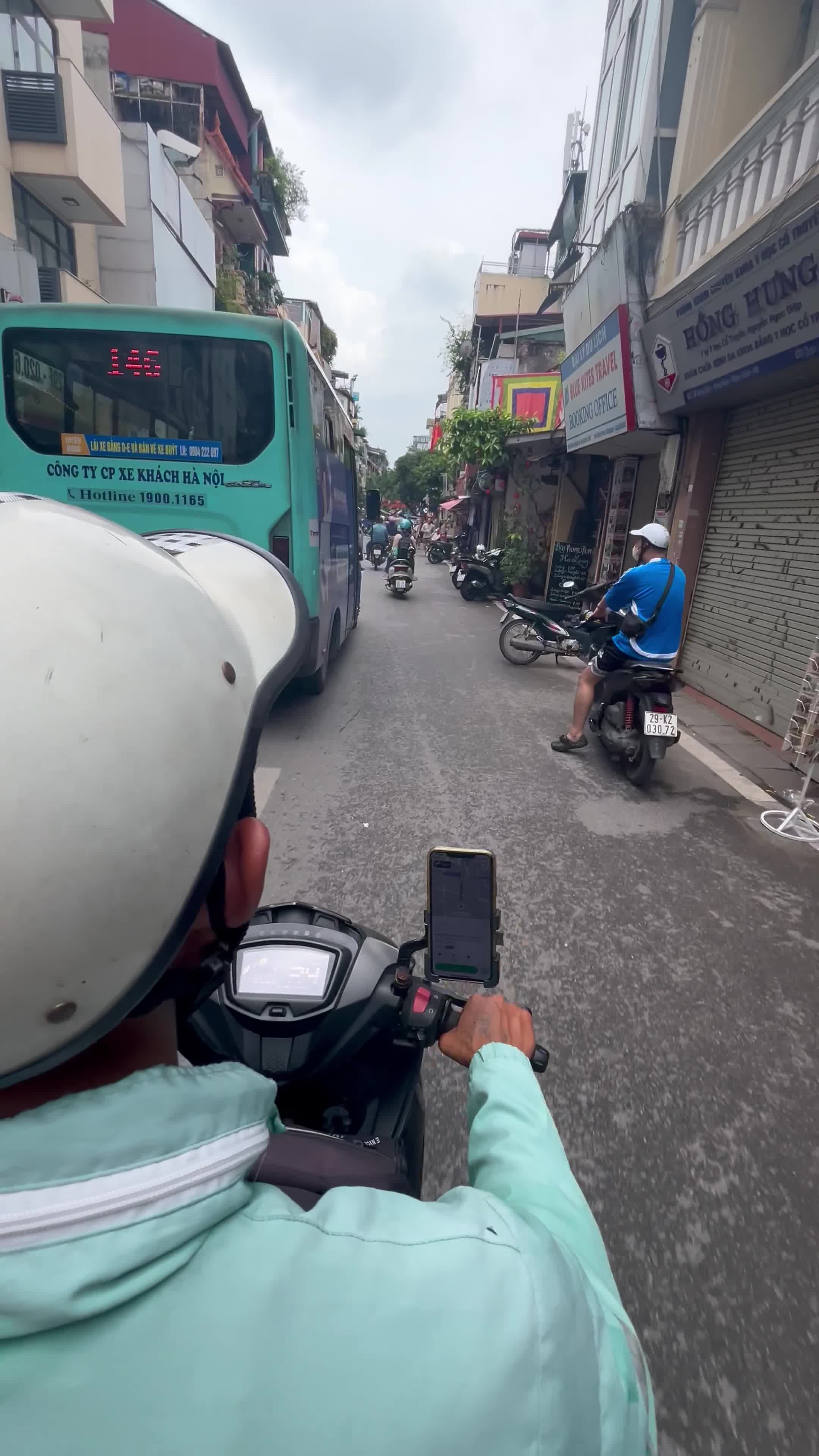 バイクに乗って移動