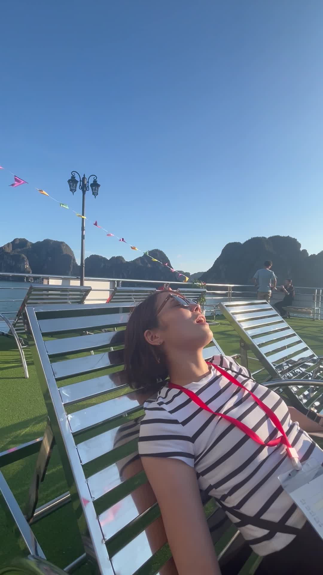 椅子に寝そべる様子