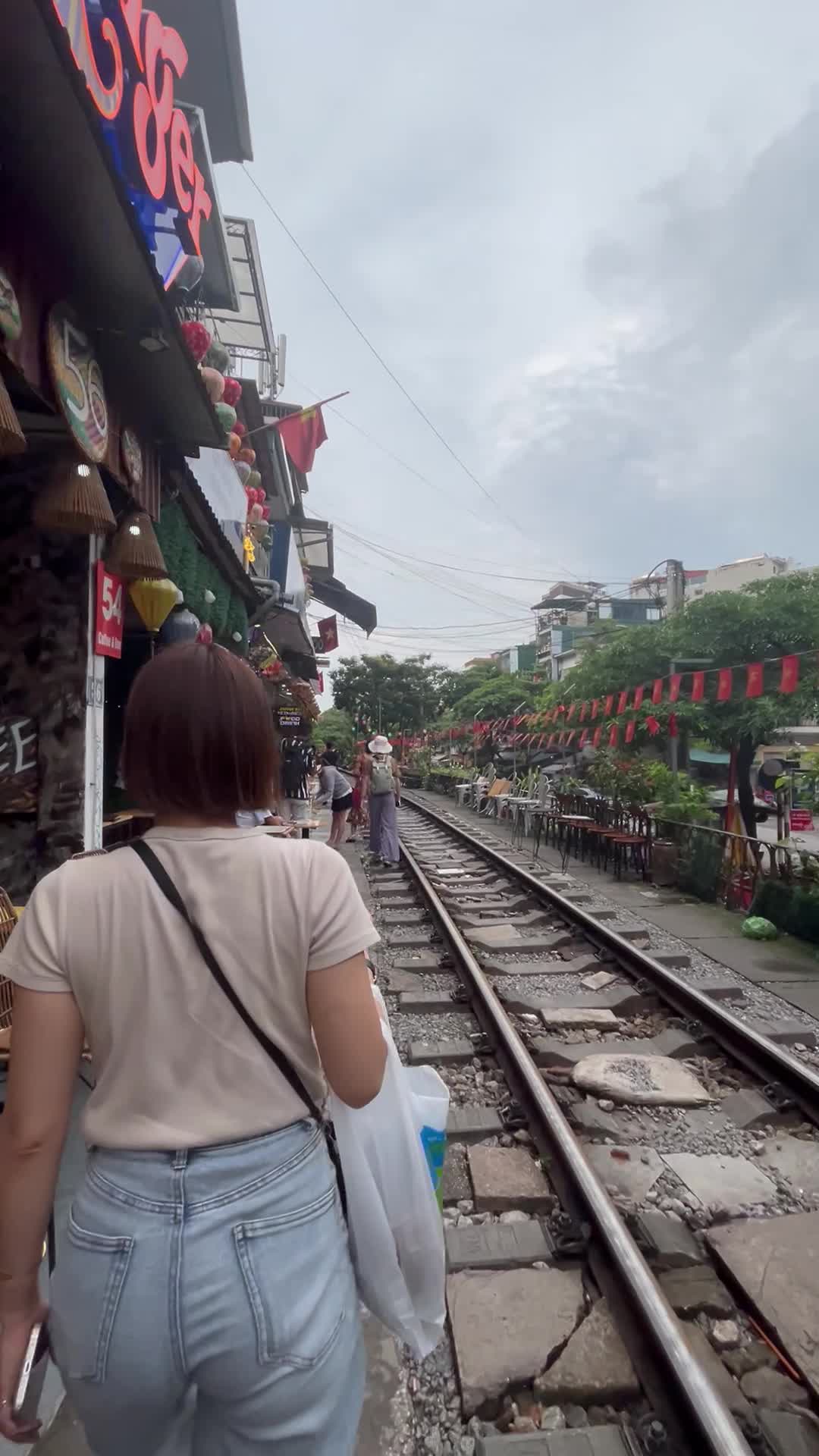 線路沿いを歩く様子