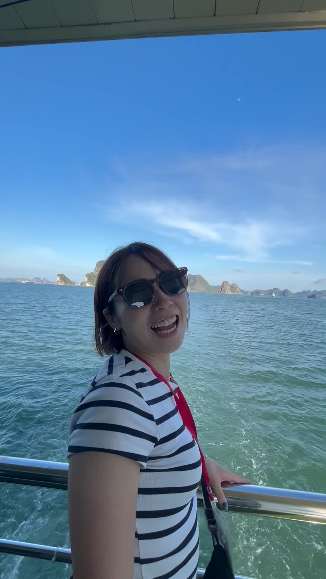 船に乗って移動する様子