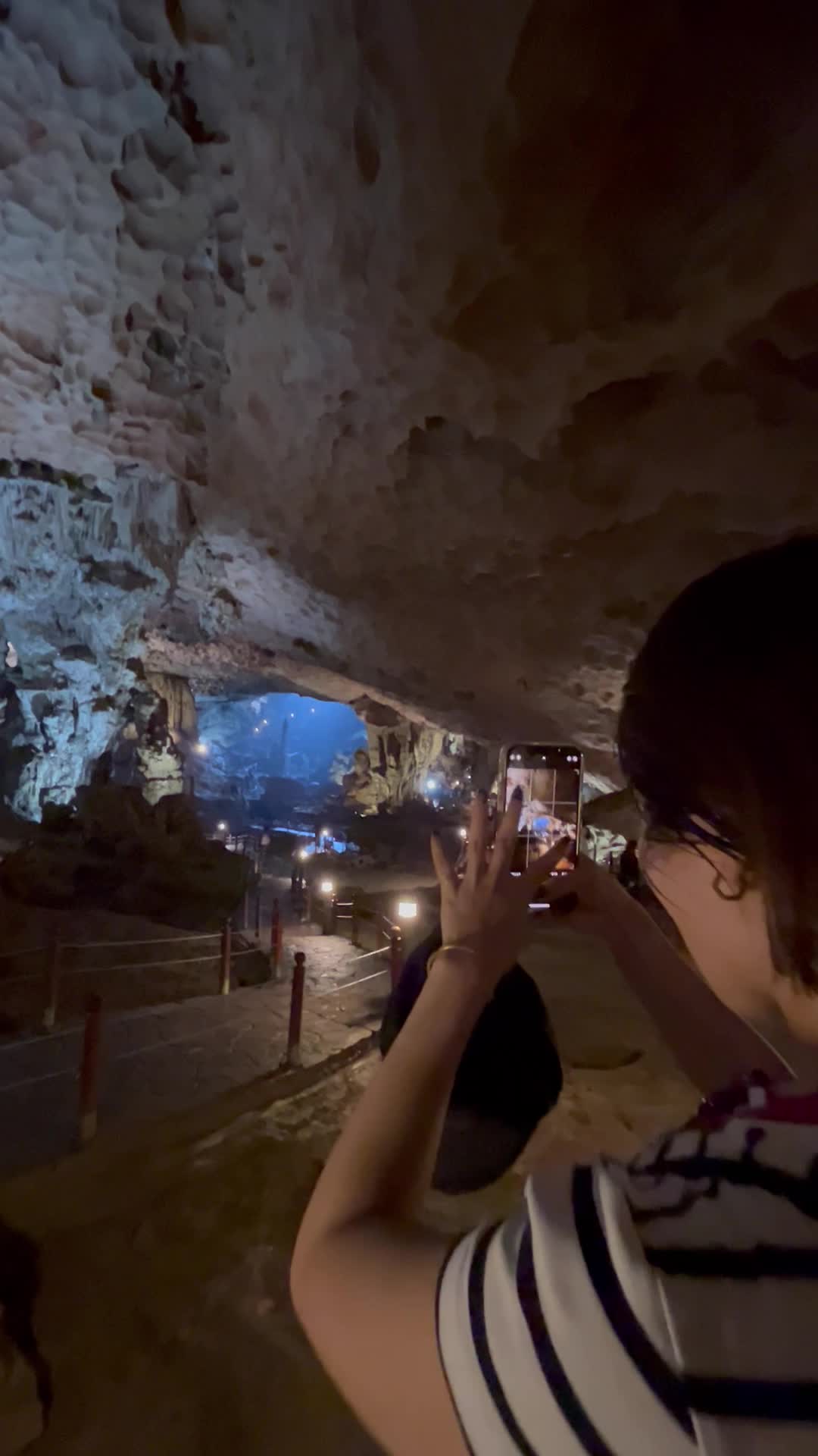 洞窟の中で撮影する様子