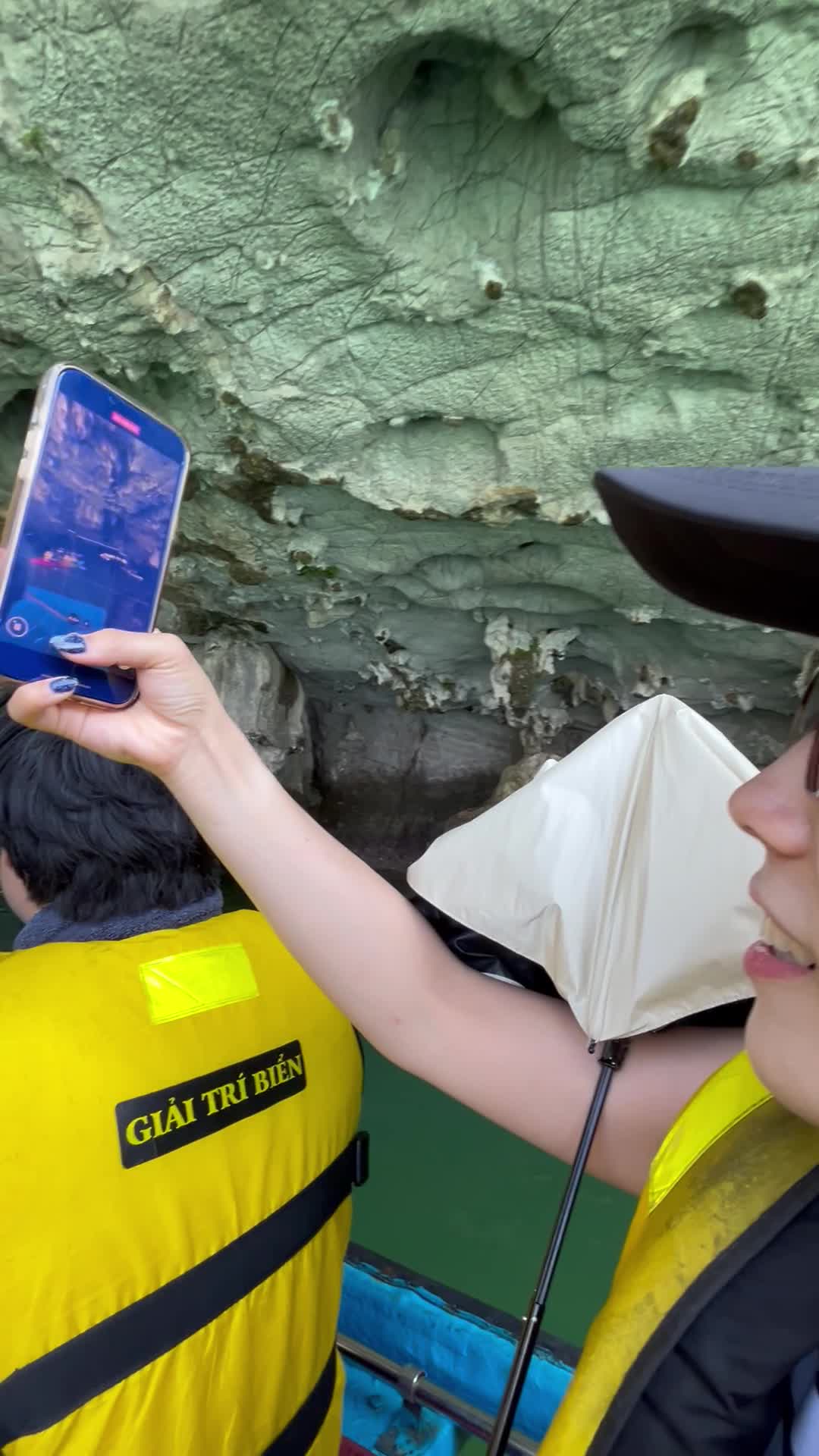 洞窟の中をくぐる様子