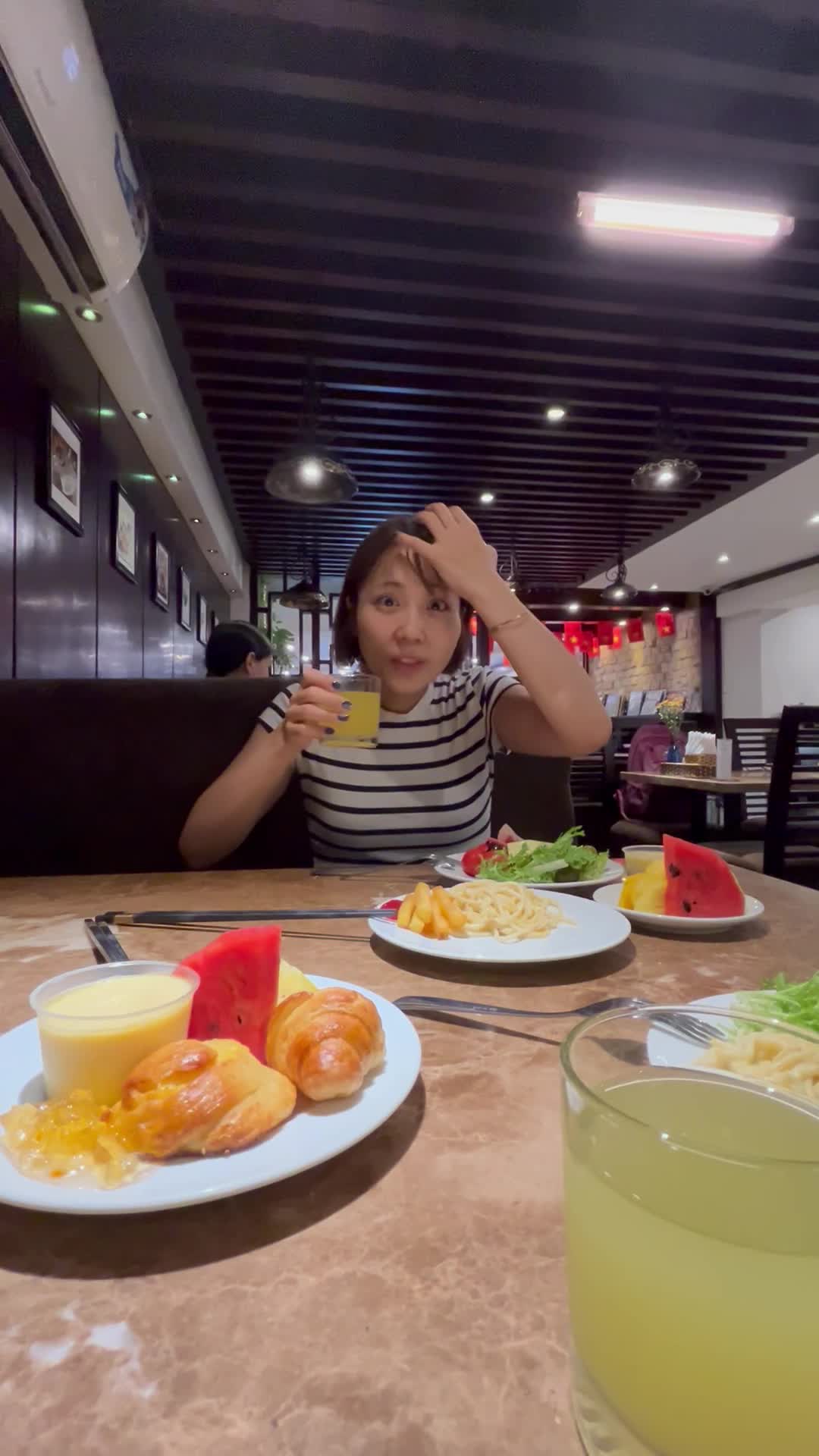 髪型を気にする様子