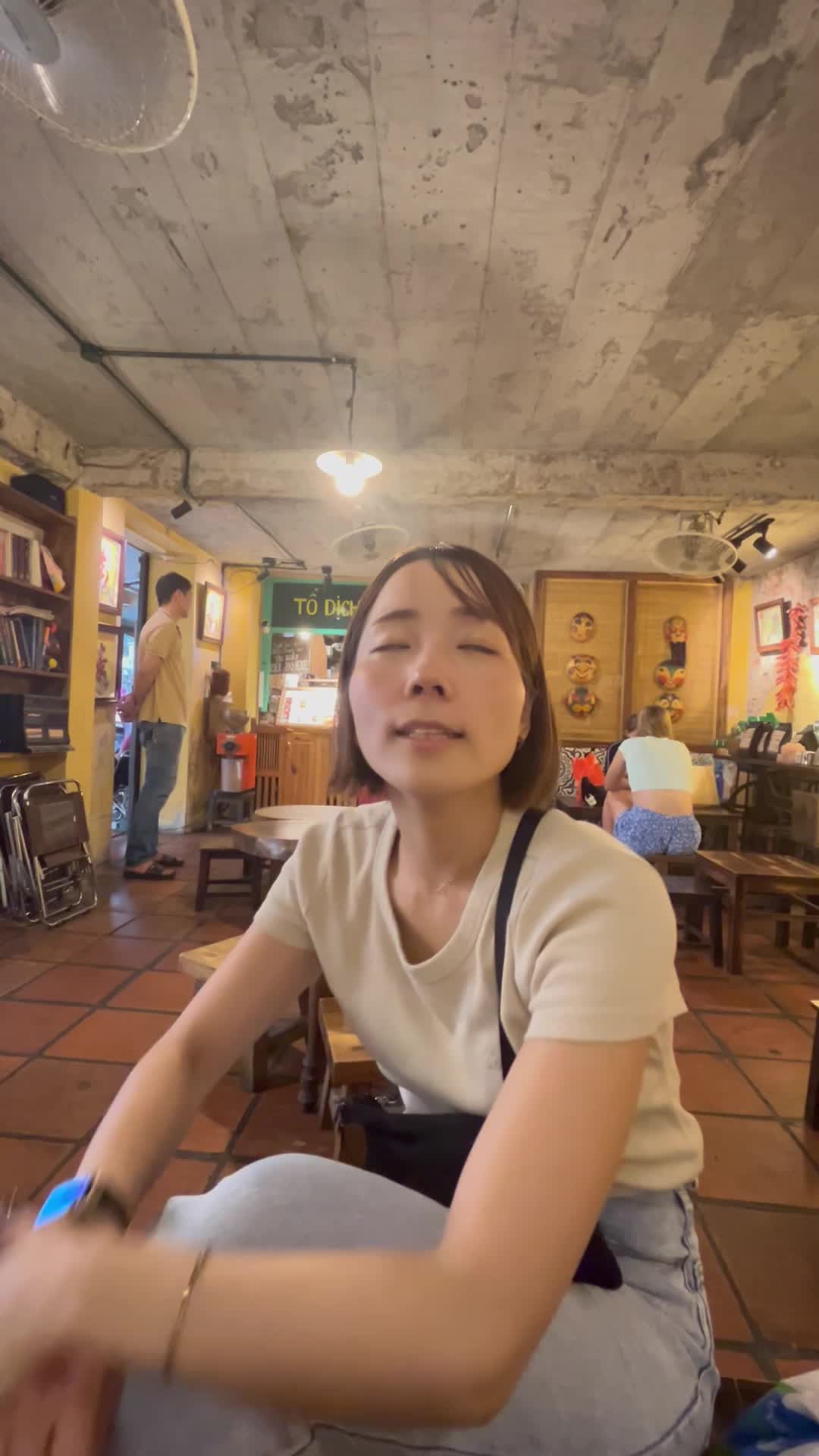 目をつぶる様子