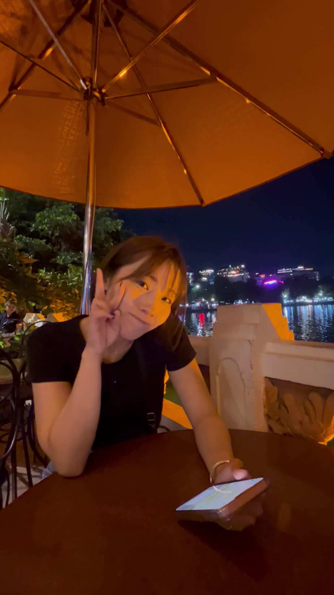 夜景をバックにピース