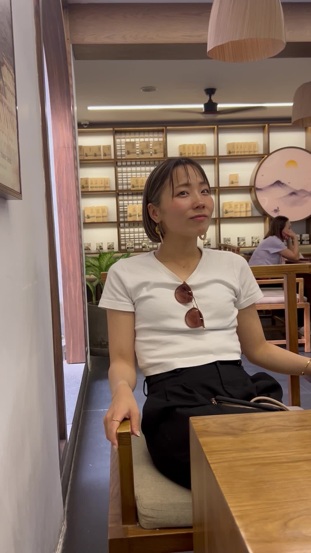 口をすぼめる様子