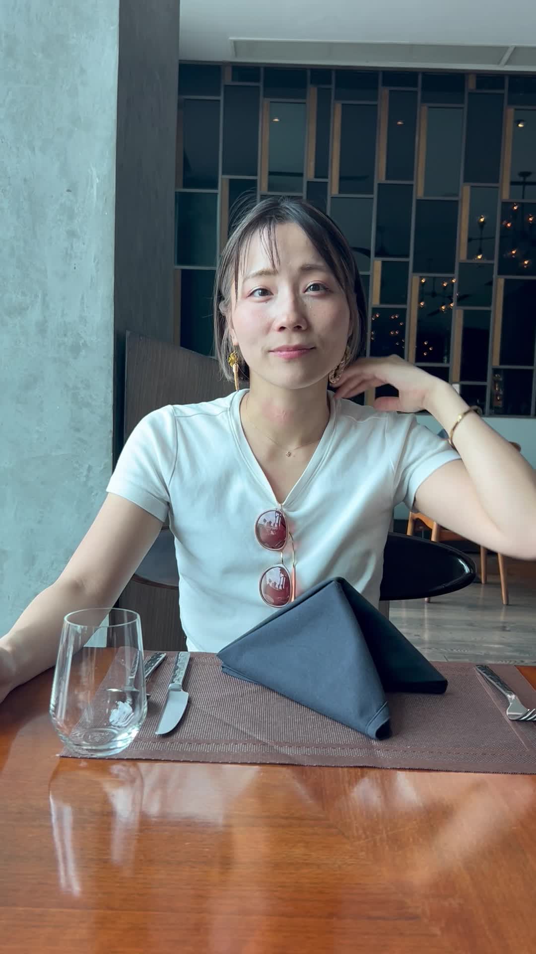 オシャレなお店でちょっと緊張する様子