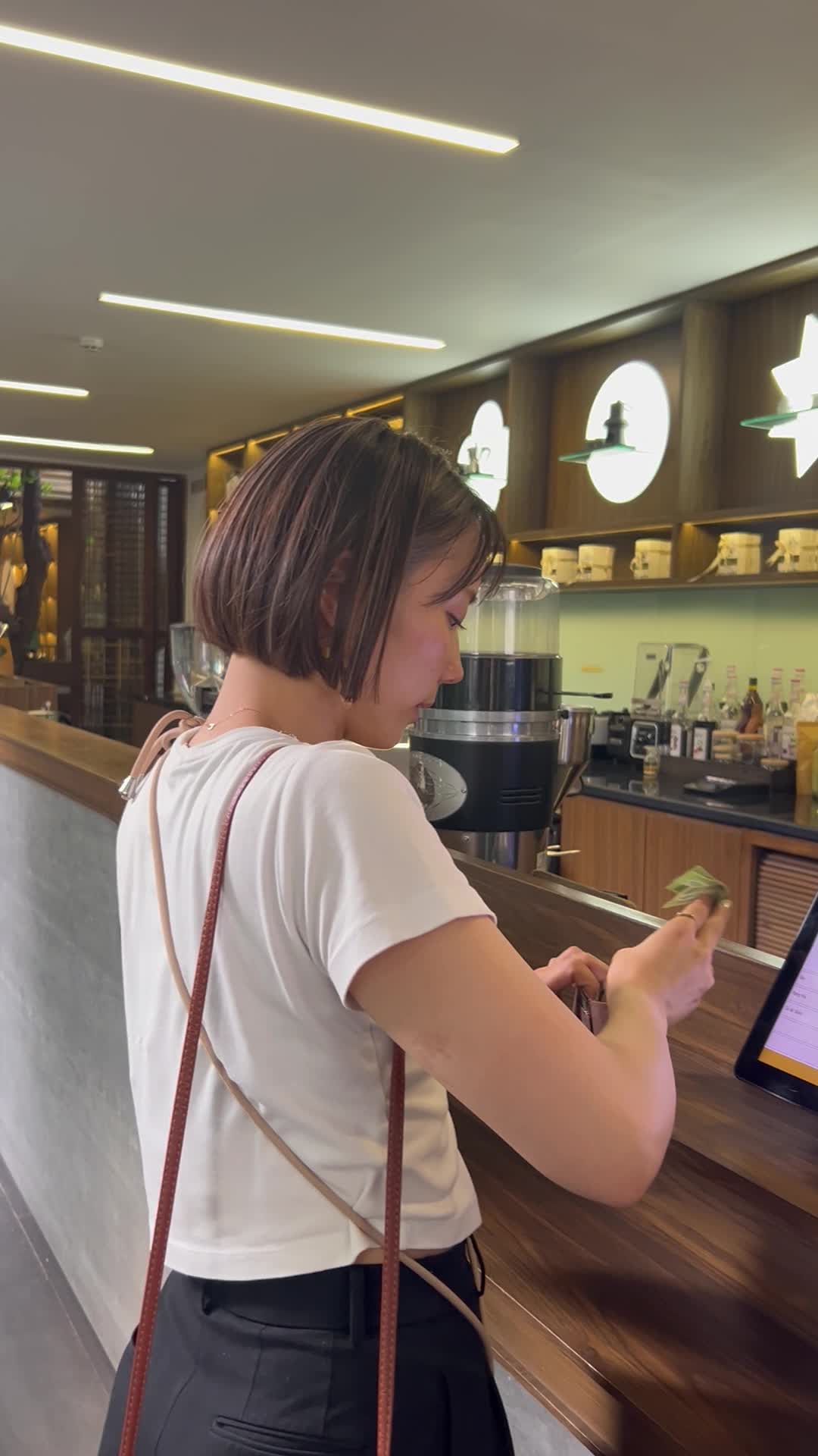 お会計をする様子