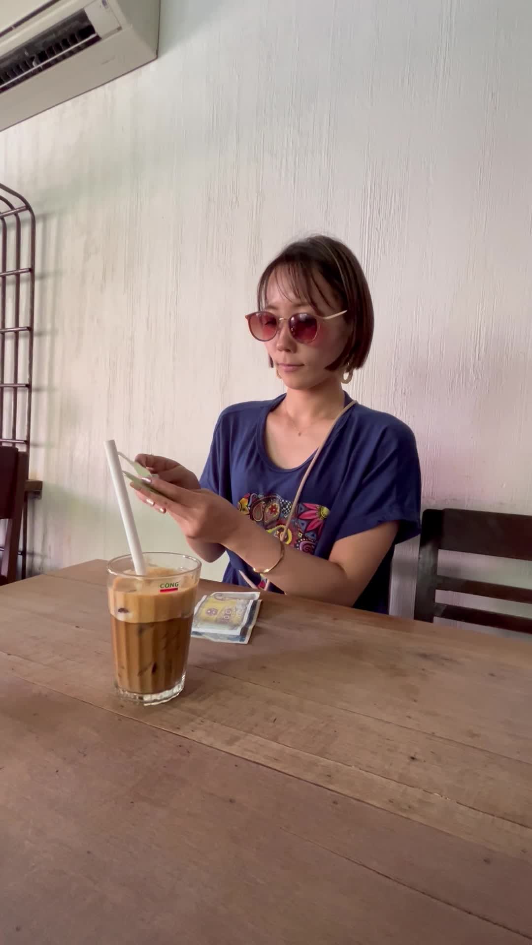 お金を見せびらかす様子