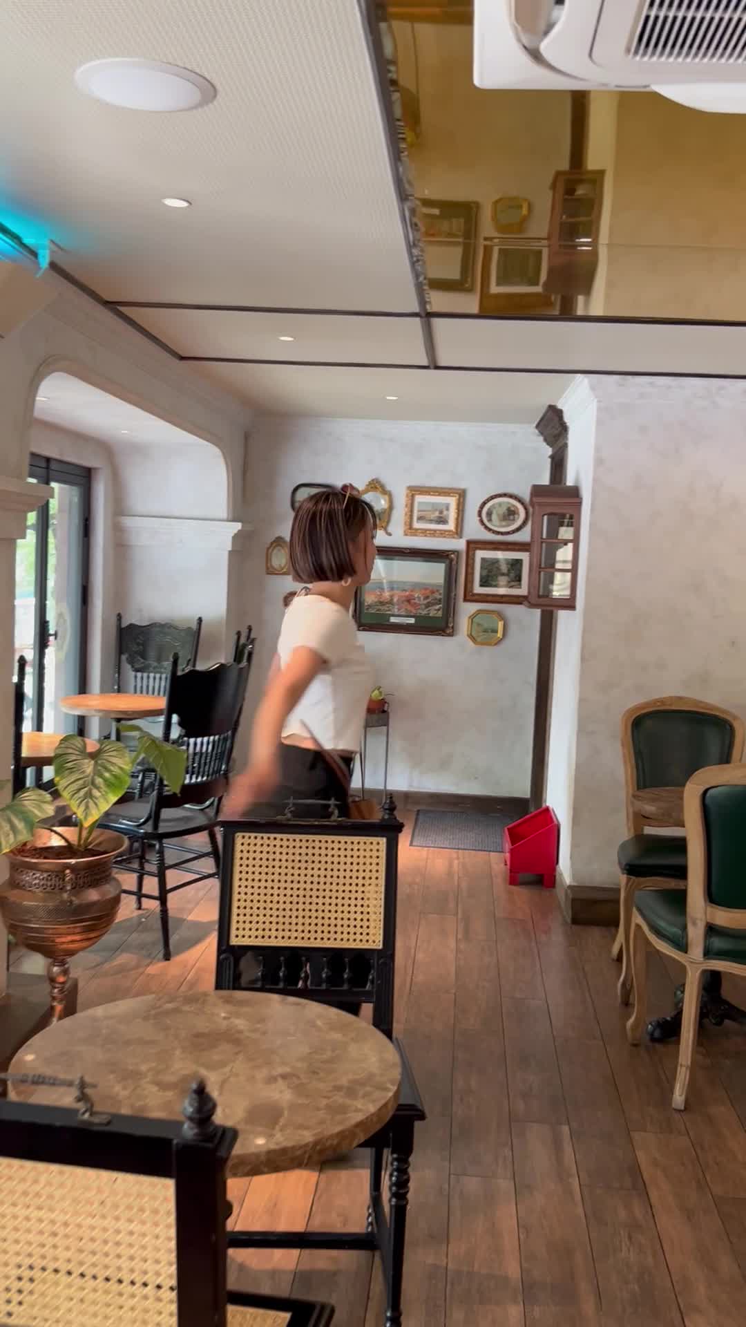 お見せの中でくーるくる