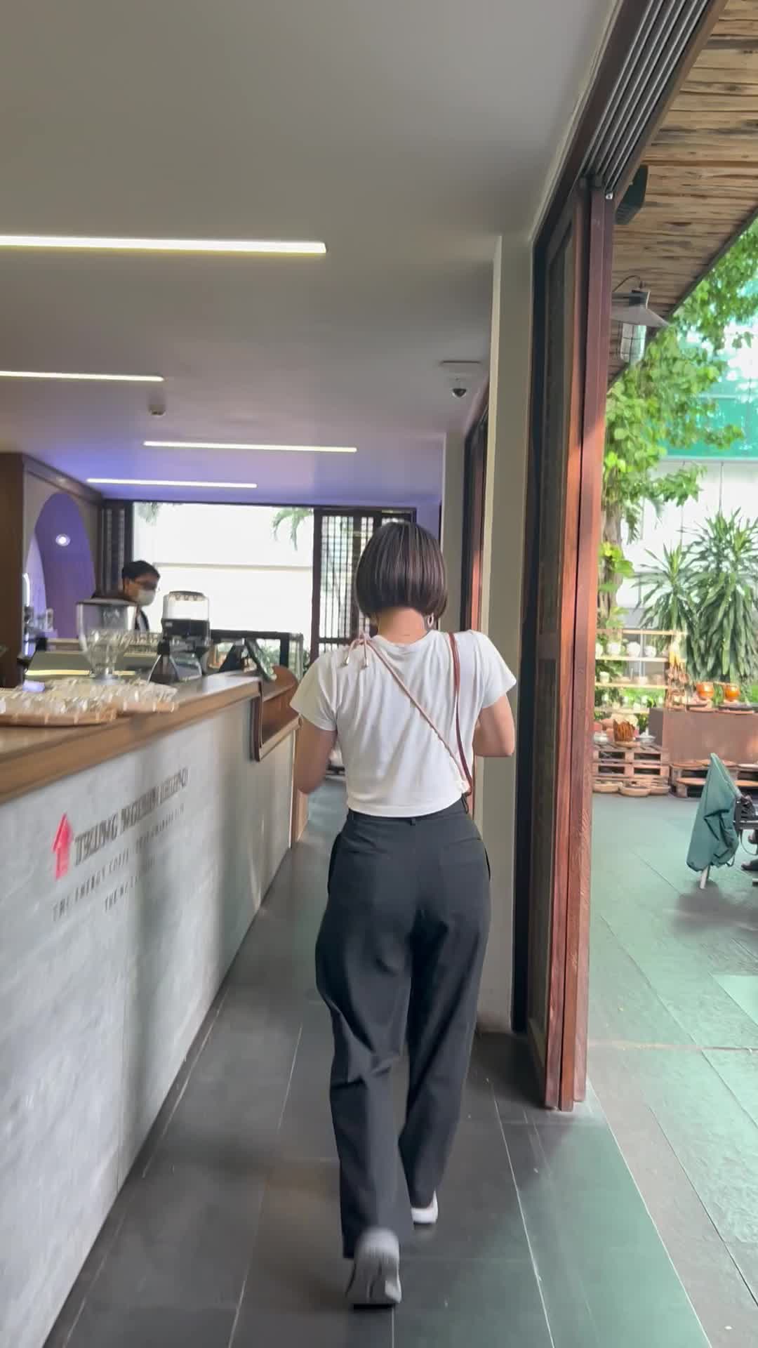 お見せの中をテクテク