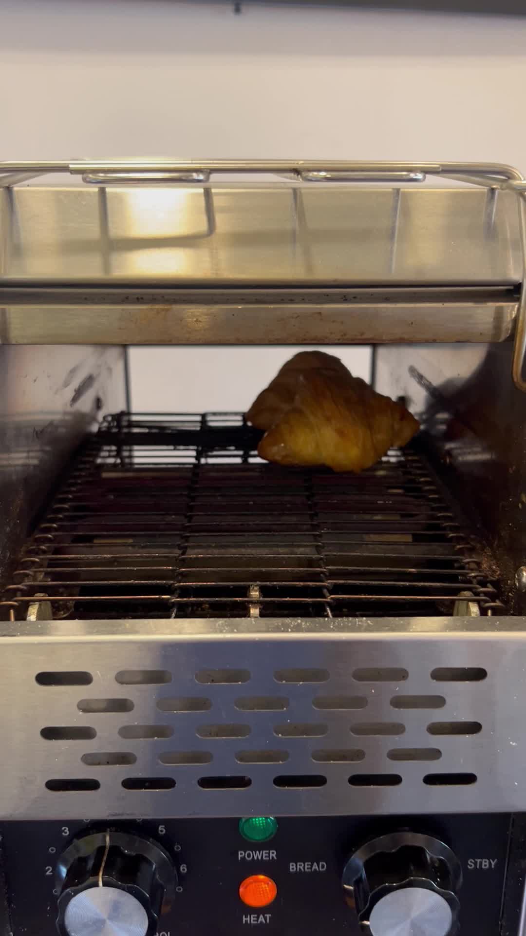 クロワッサンを焼く様子